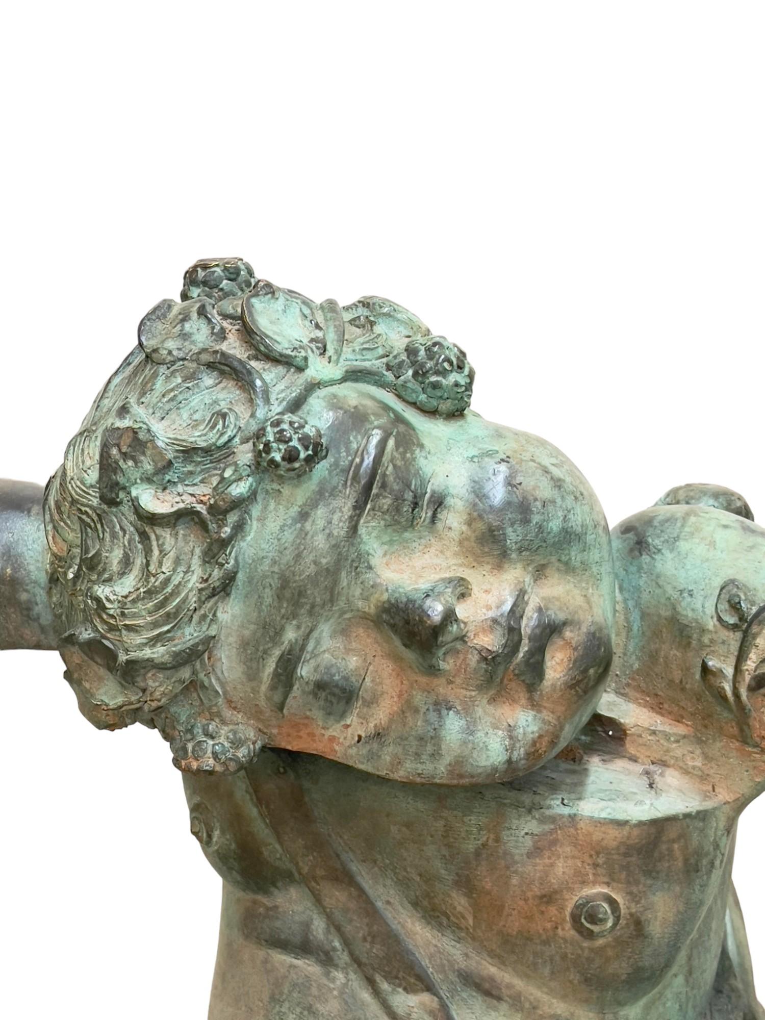 Bronze Table basse italienne en bronze avec chérubin en verre en vente