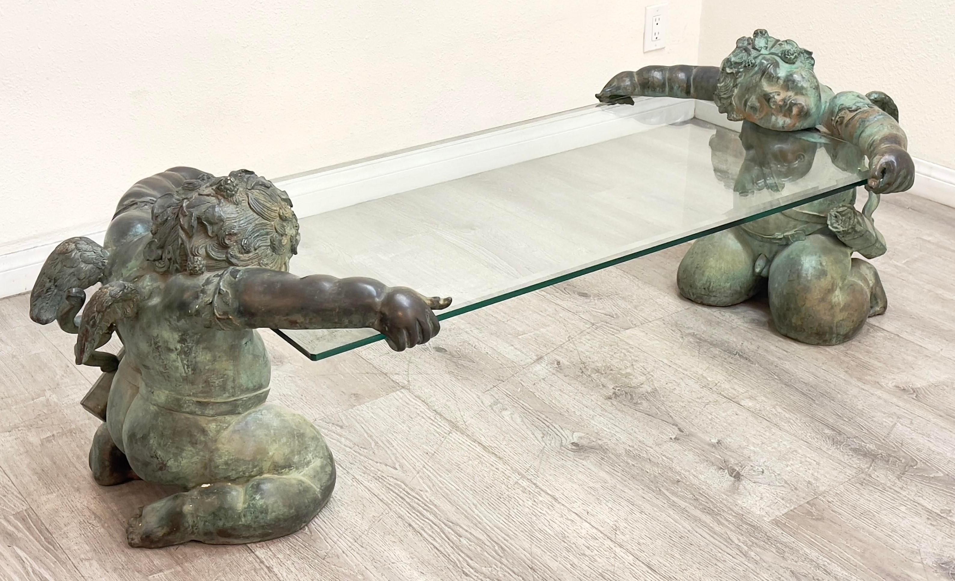 Table basse italienne en bronze avec chérubin en verre en vente 2
