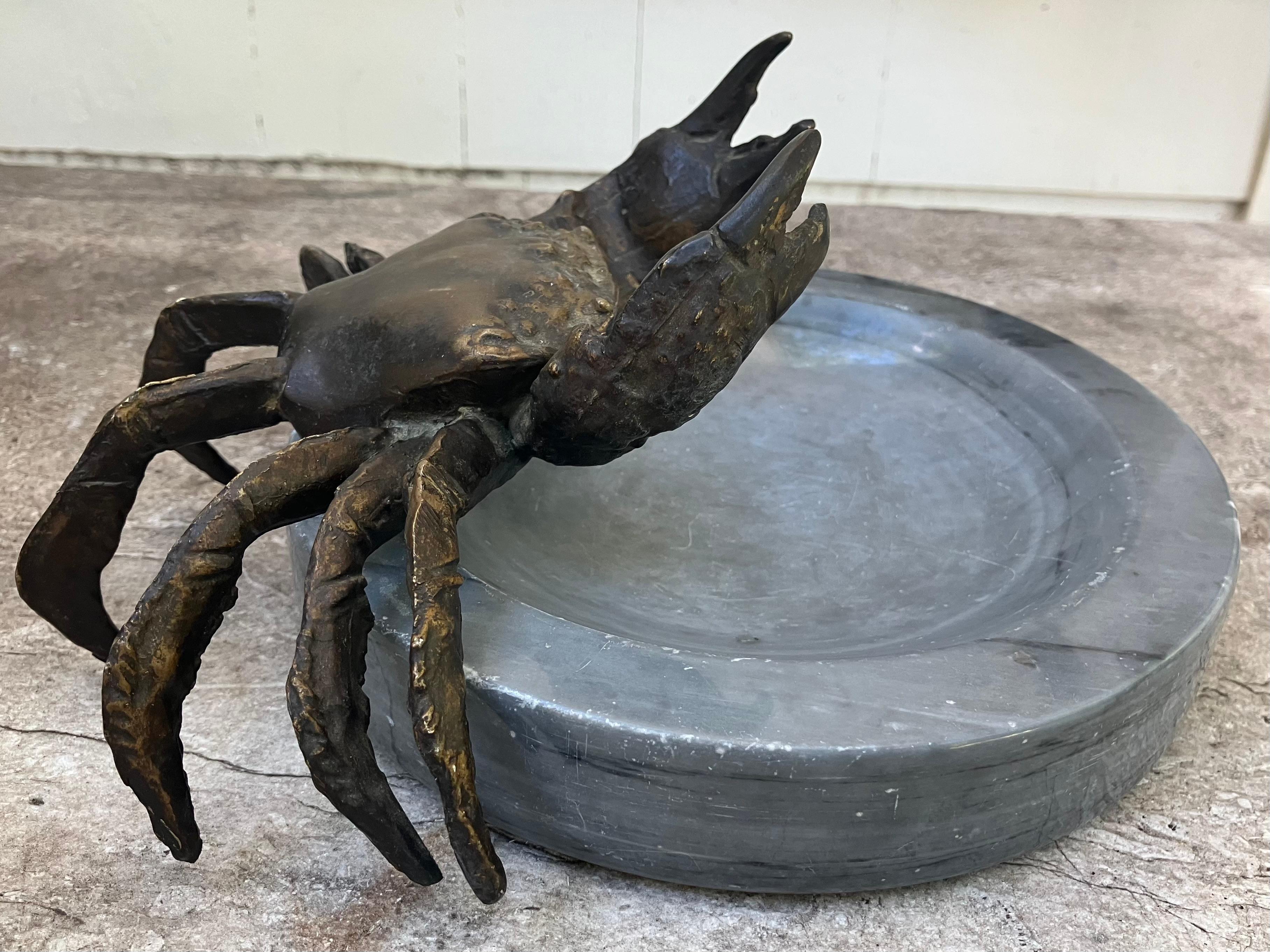 Italienische Bronze Krabbe und Marmor Aschenbecher. Vintage lebensgro�ße Krabbe klettern auf dem Rand des massiven geschnitzten grauen Bardiglio vide poche / Aschenbecher die perfekte Größe für Zigarre Raucher oder für Zigaretten. Italien, Mitte des