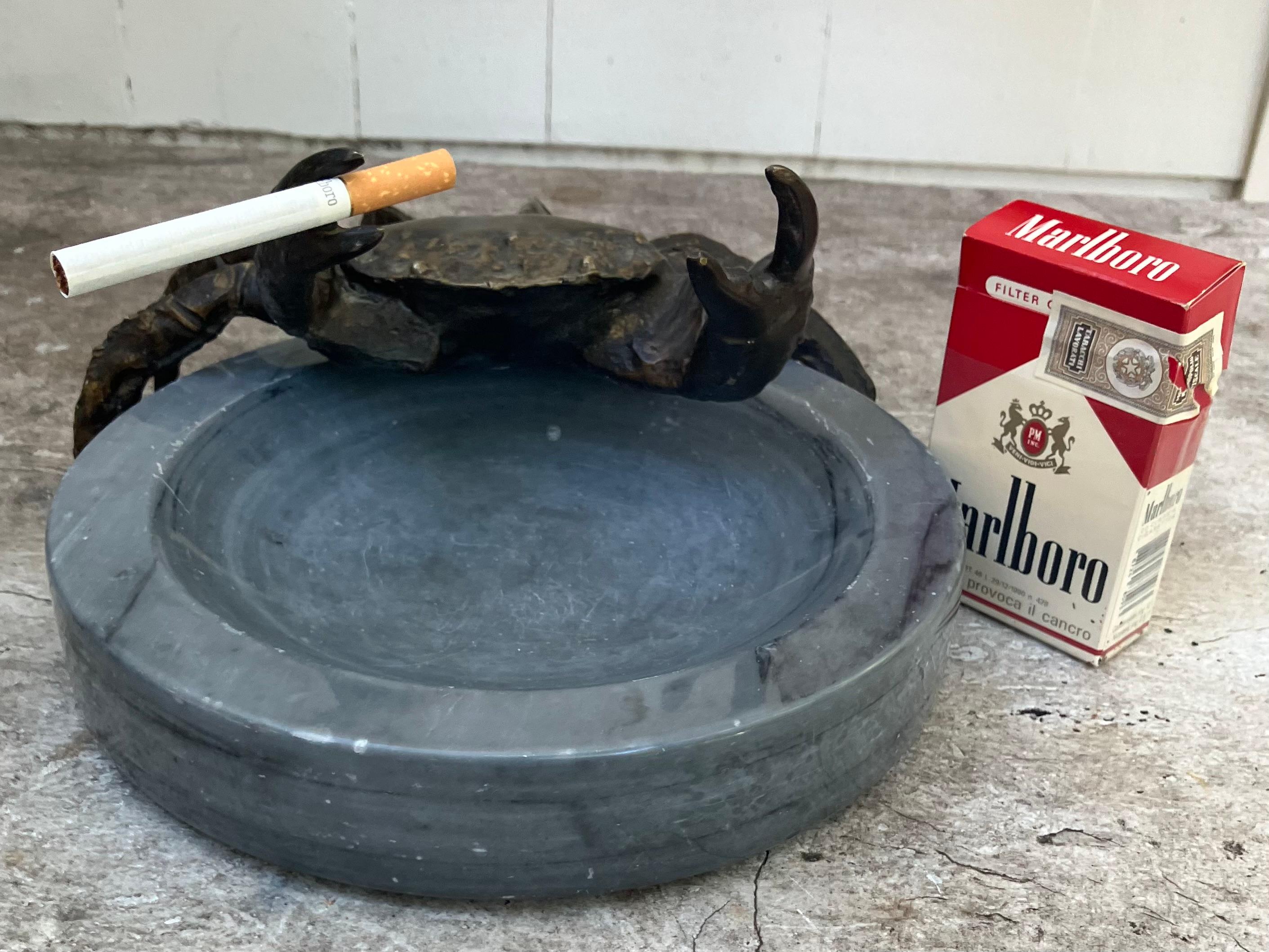 Italienische Bronzekrabbe und Marmor-Aschenbecher (Handgefertigt) im Angebot