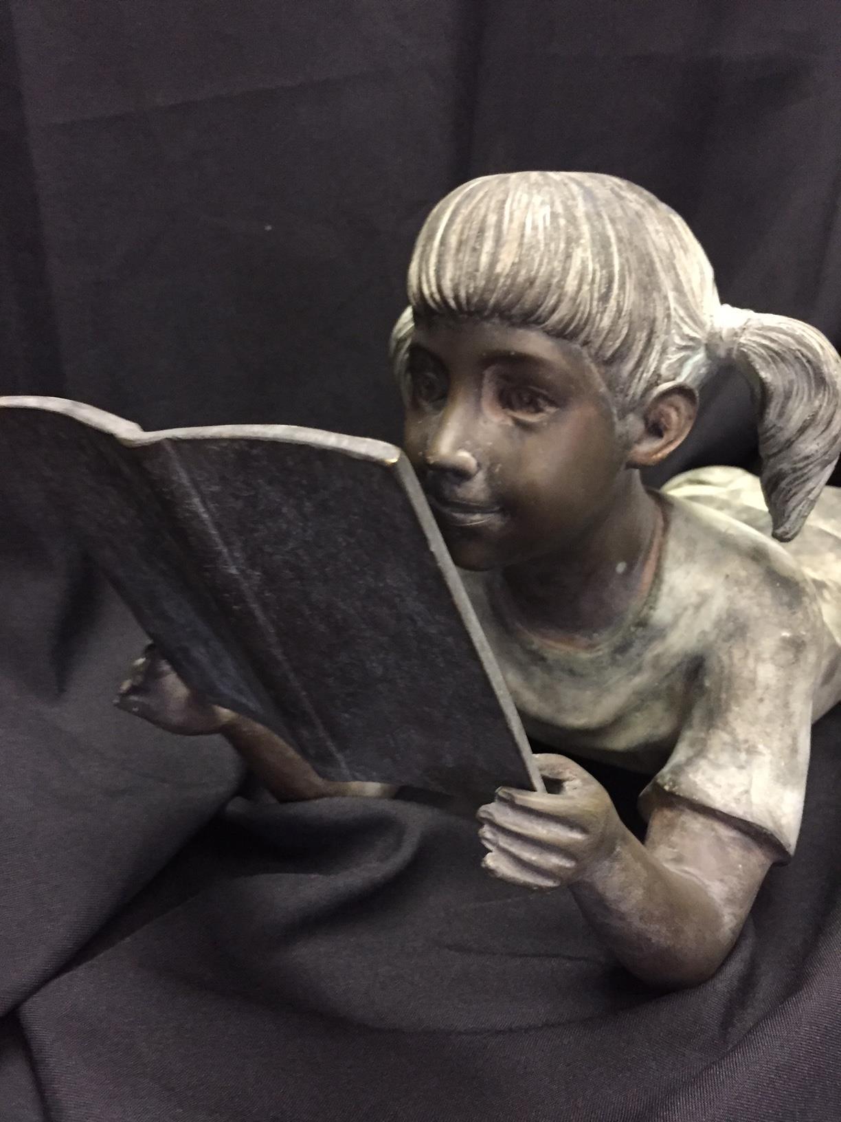 Figure italienne en bronze d'une petite fille Bon état - En vente à Cypress, CA