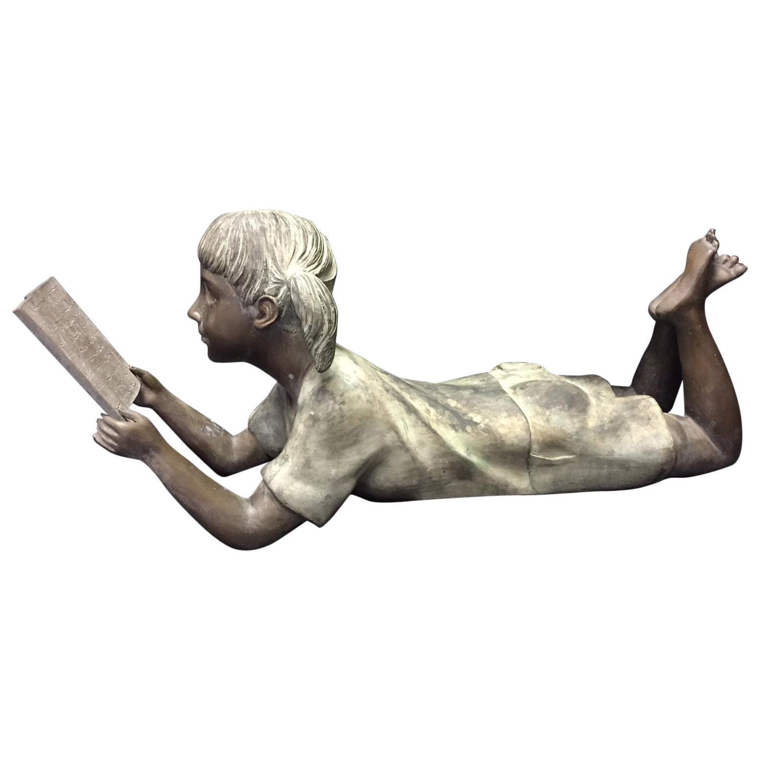 Figure italienne en bronze d'une petite fille en vente