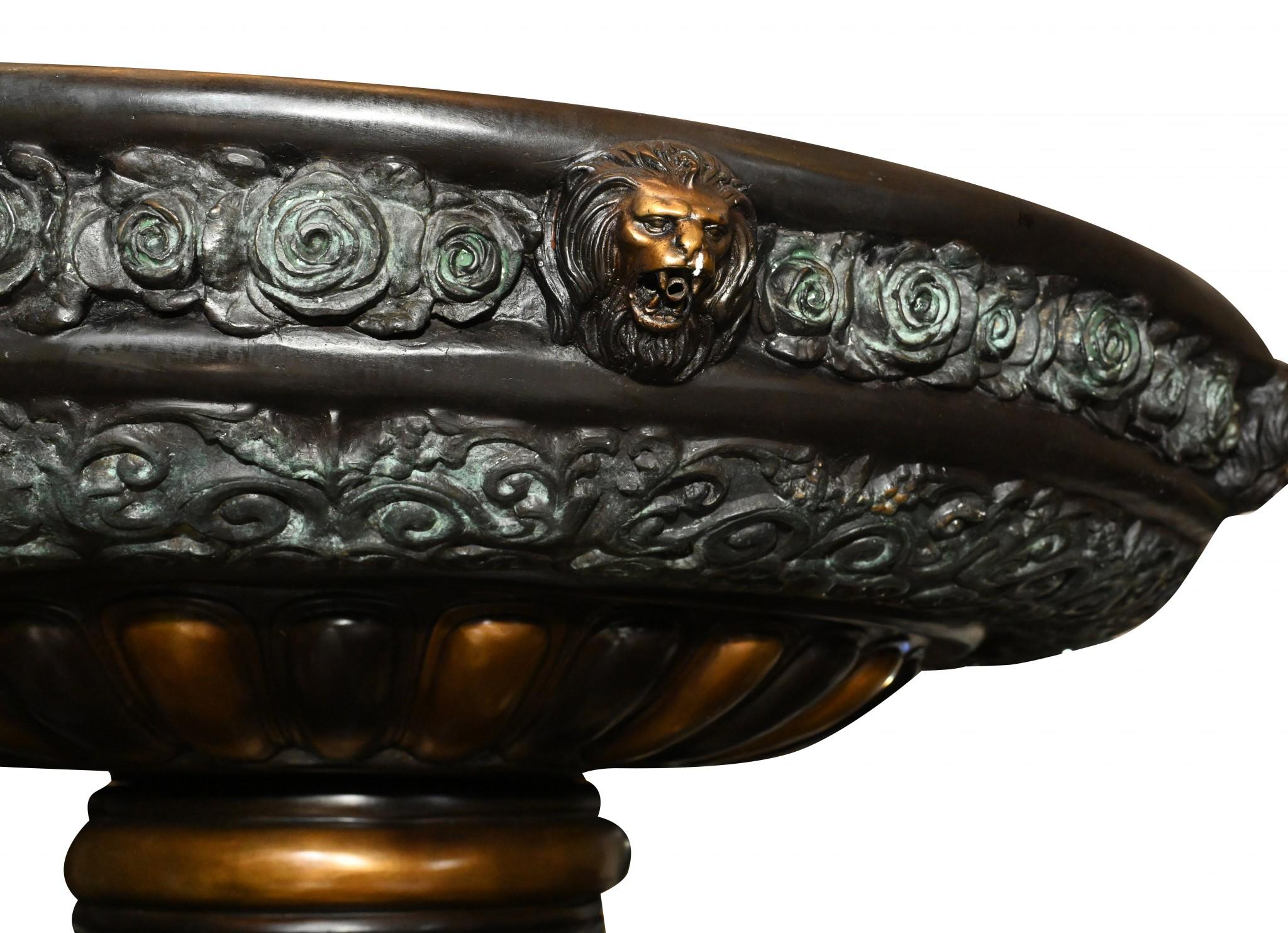Italienischer Bronzebrunnen – große klassisches, weibliches Garten-Wasserelement im Zustand „Gut“ im Angebot in Potters Bar, GB