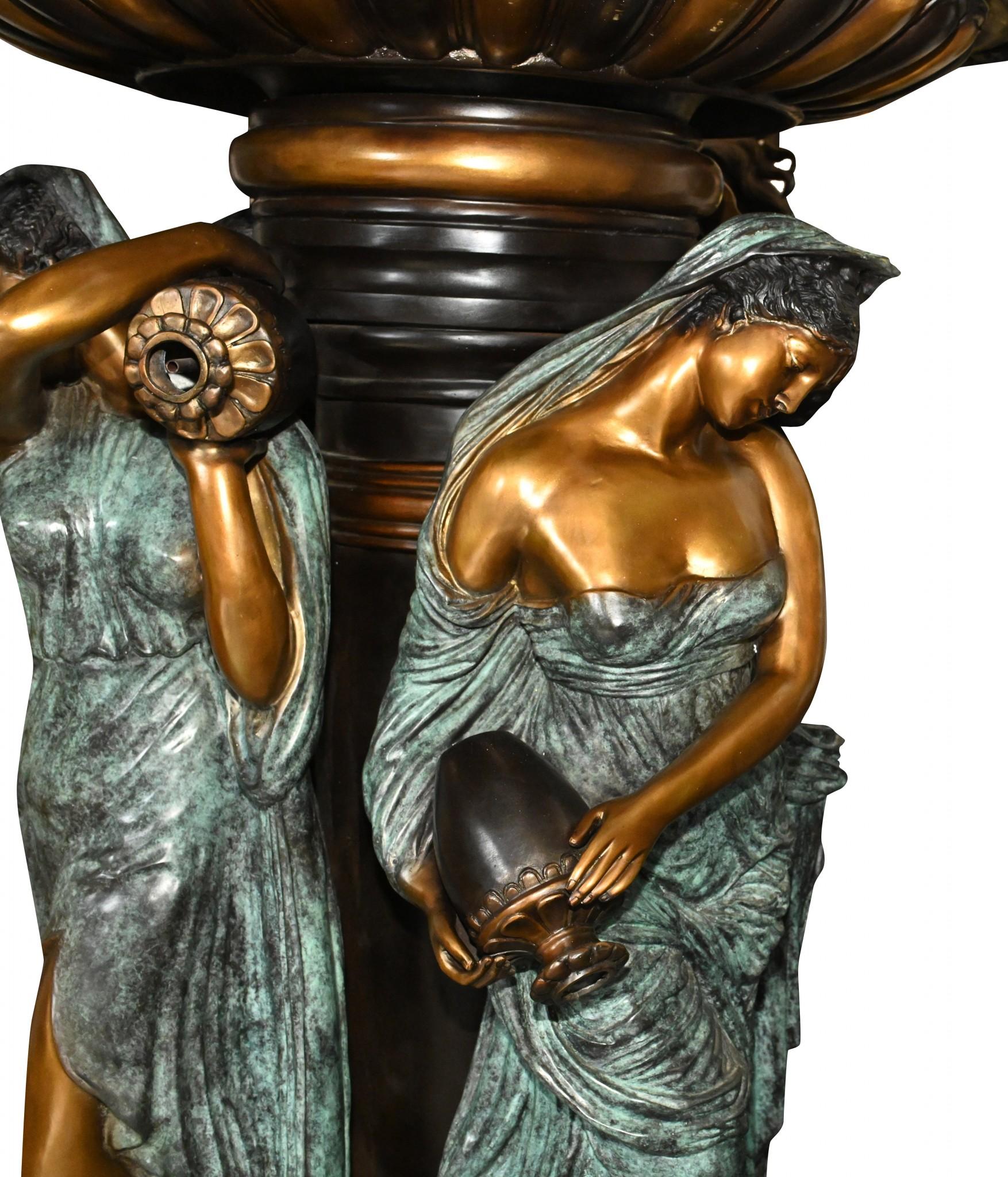 Italienischer Bronzebrunnen – große klassisches, weibliches Garten-Wasserelement im Angebot 1