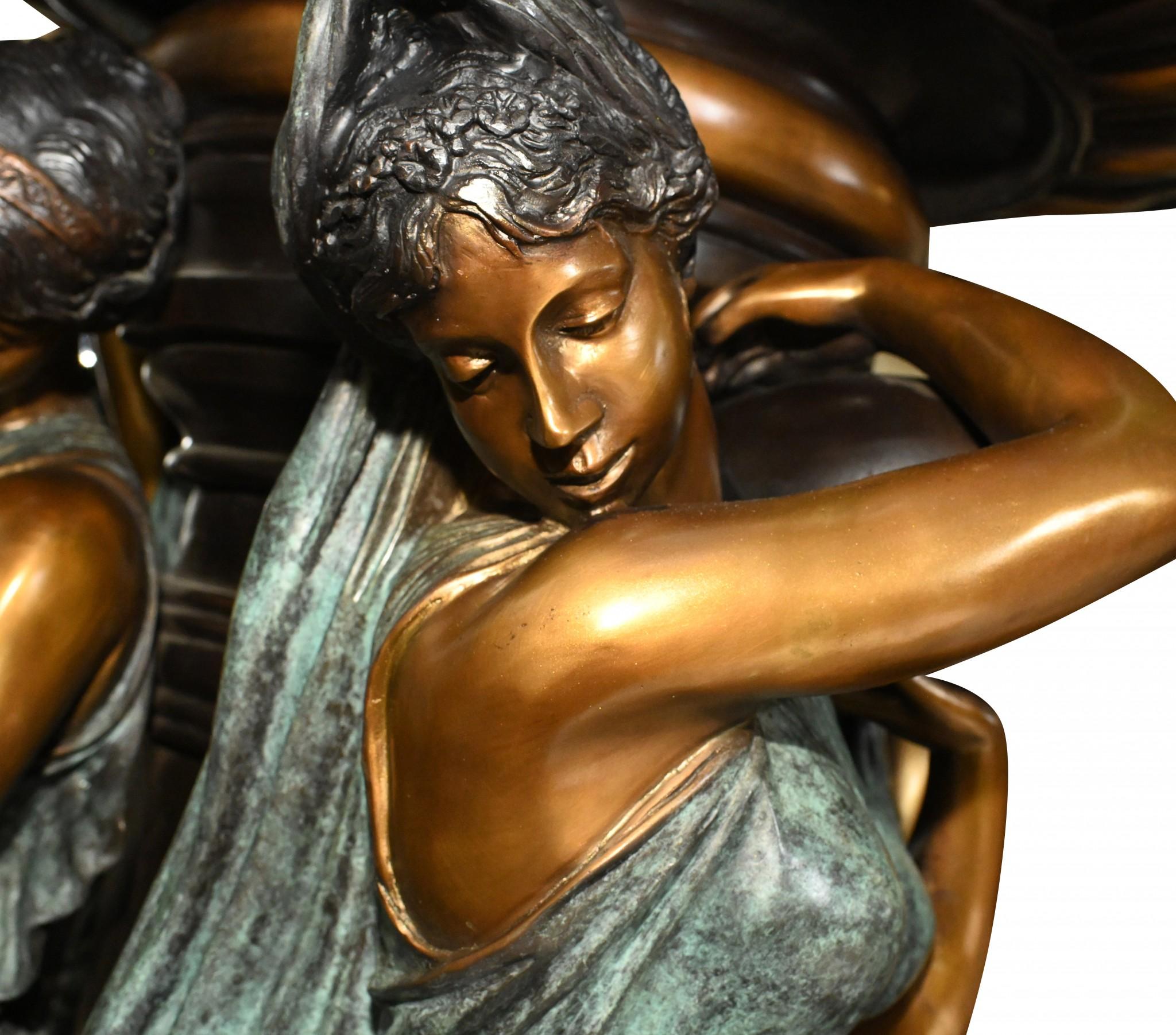 Italienischer Bronzebrunnen – große klassisches, weibliches Garten-Wasserelement im Angebot 3