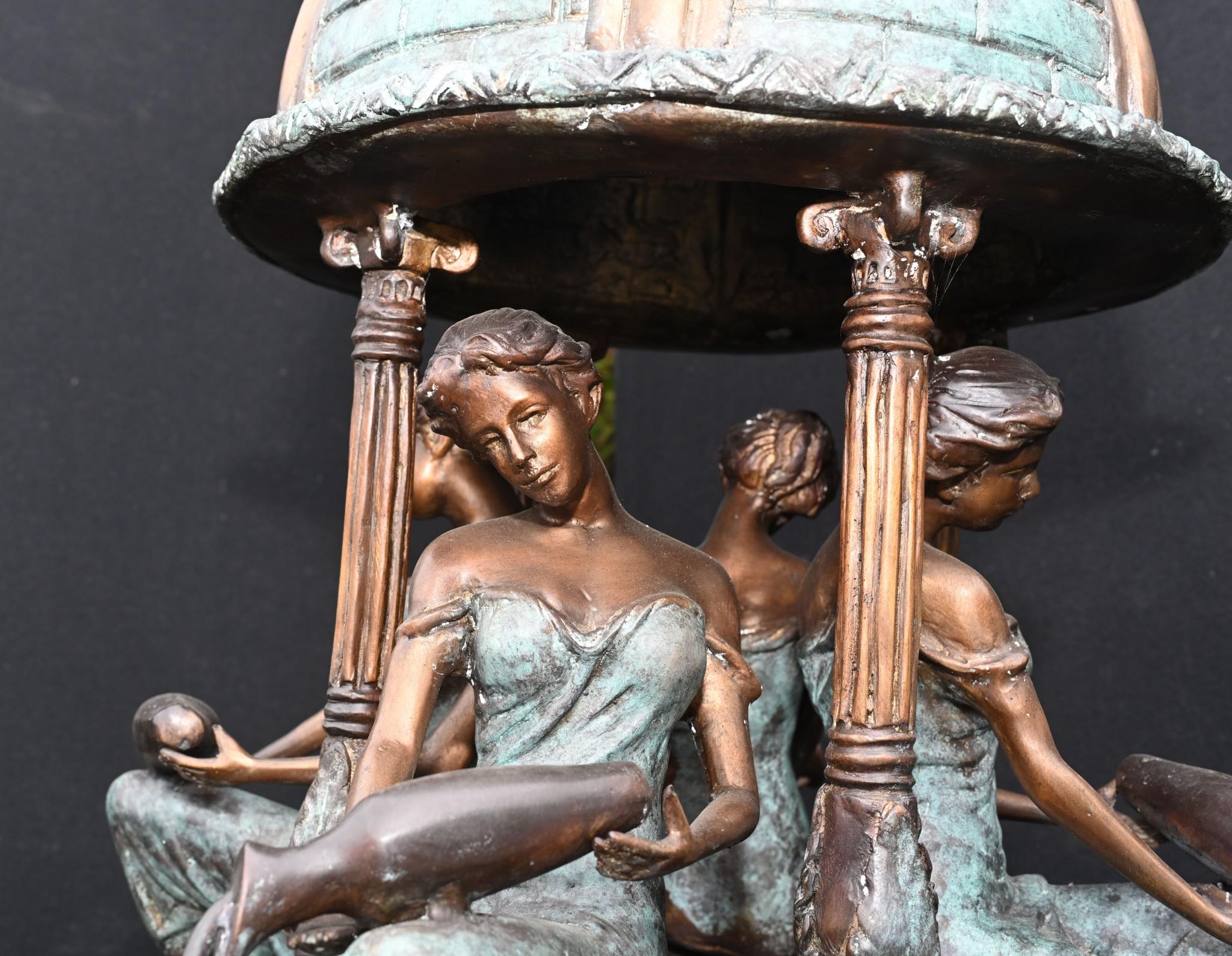 Wunderschöner großer italienischer Bronzebrunnen mit Jungfrauen und Musen
Das Stück ist fast 8 Fuß hoch - 238 CM so gute Größe
Die zentrale Säule wird von den vier in Toga gekleideten klassischen Jungfrauen getragen
Dann haben wir die Hauptschale