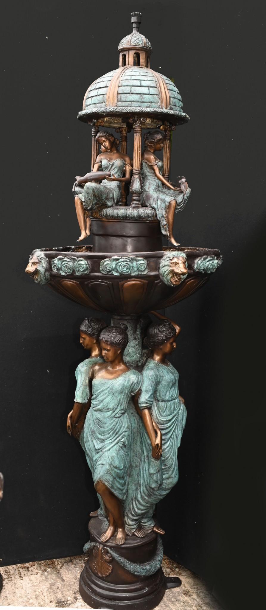 Wunderschöner großer italienischer Bronzebrunnen mit Jungfrauen und Musen
Das Stück ist fast 8 Fuß hoch - 238 CM so gute Größe
Die zentrale Säule wird von den vier in Toga gekleideten klassischen Jungfrauen getragen
Dann haben wir die Hauptschale