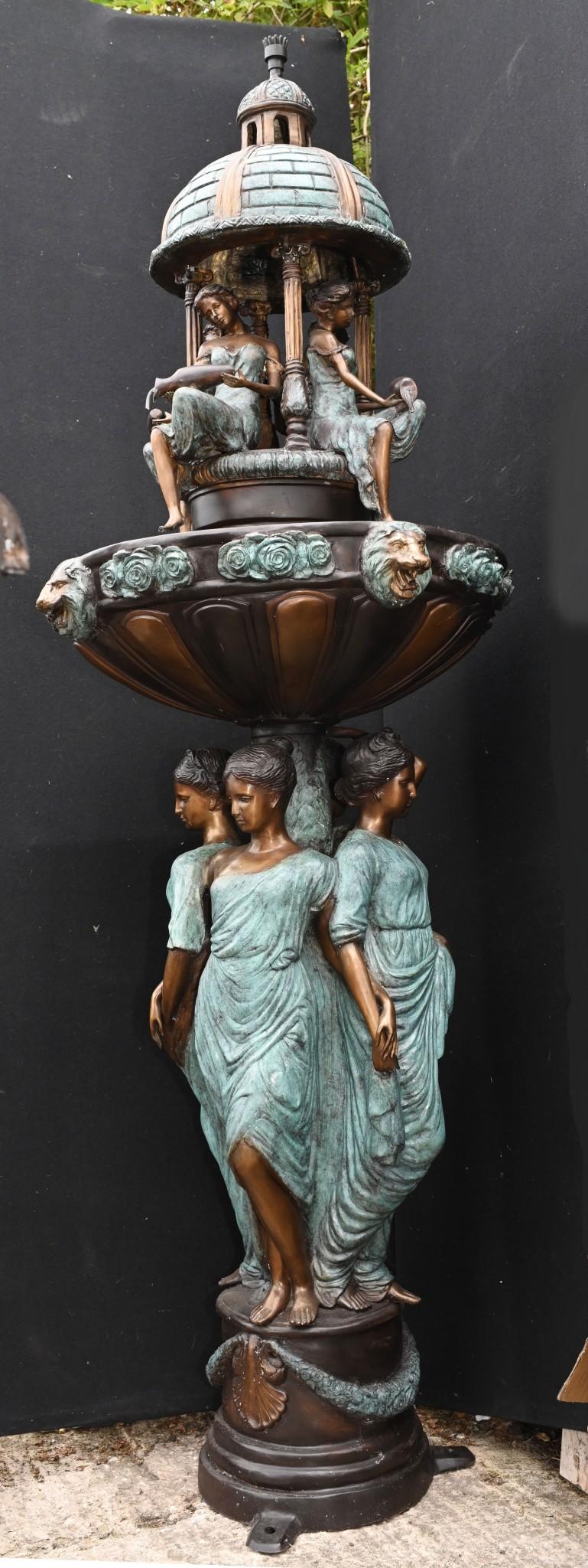 Italienischer Bronze-Gartenbrunnen, Romantische Muse, Maiden-Wasserbild, Wasserskulptur (Ende des 20. Jahrhunderts)
