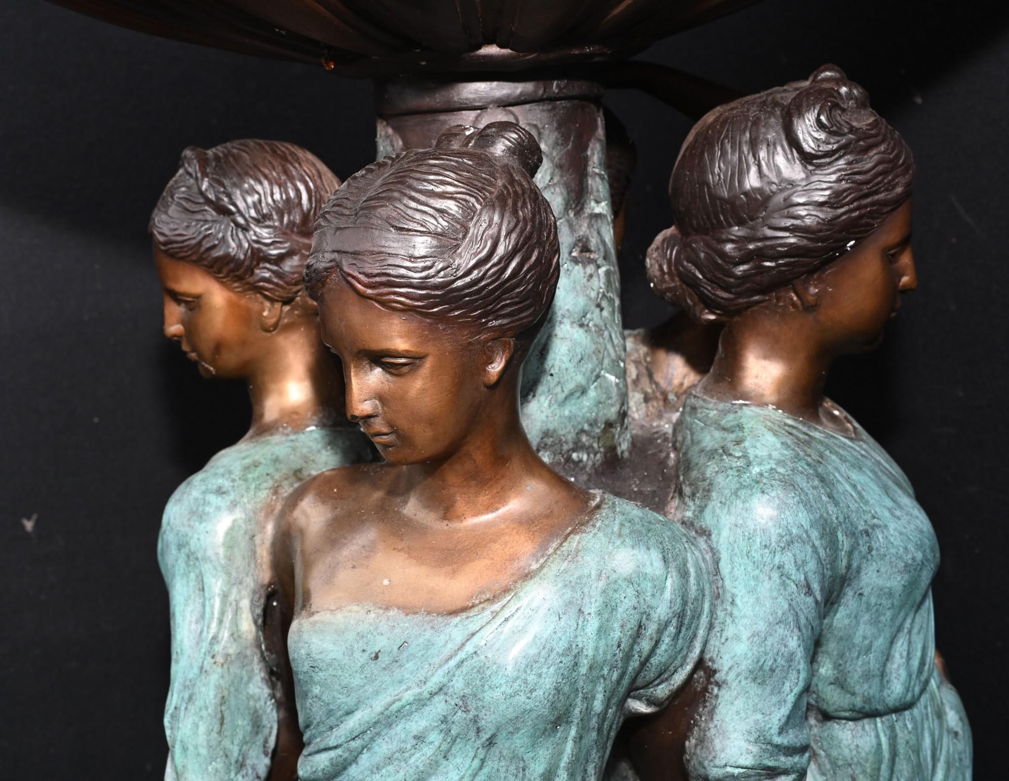Bronze Fontaine de jardin en bronze italienne Muse vierge romantique en vente
