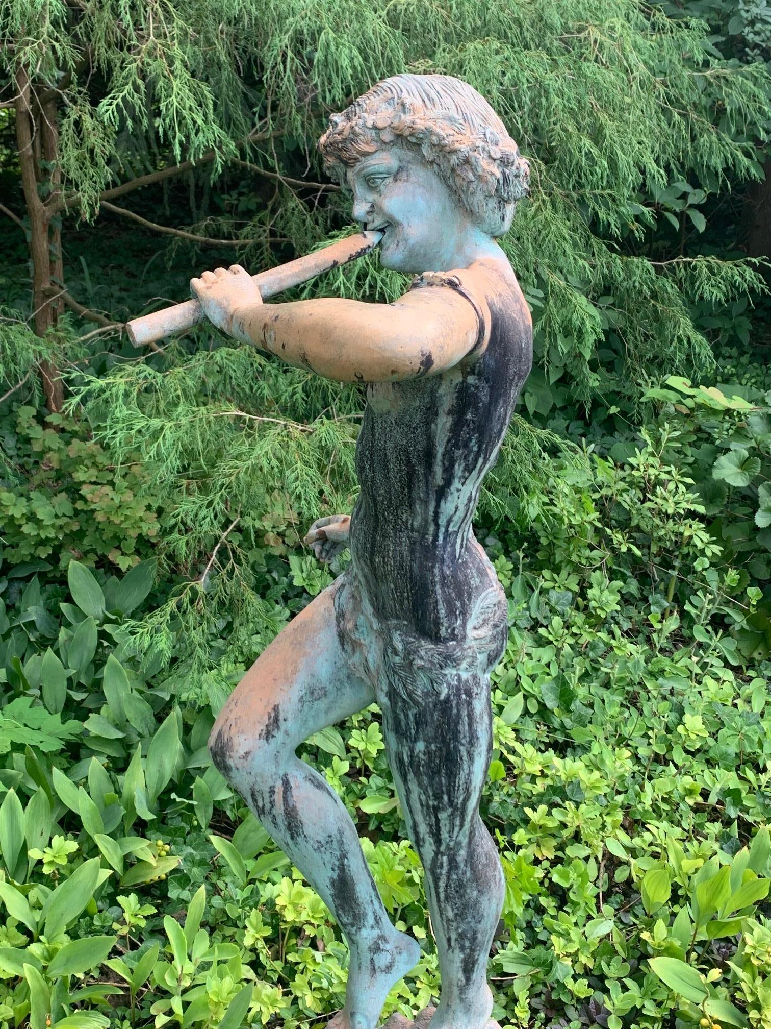 Néoclassique Statue de jardin ou fontaine en bronze italienne représentant Pan jouant de la flûte, début C.I.C. en vente