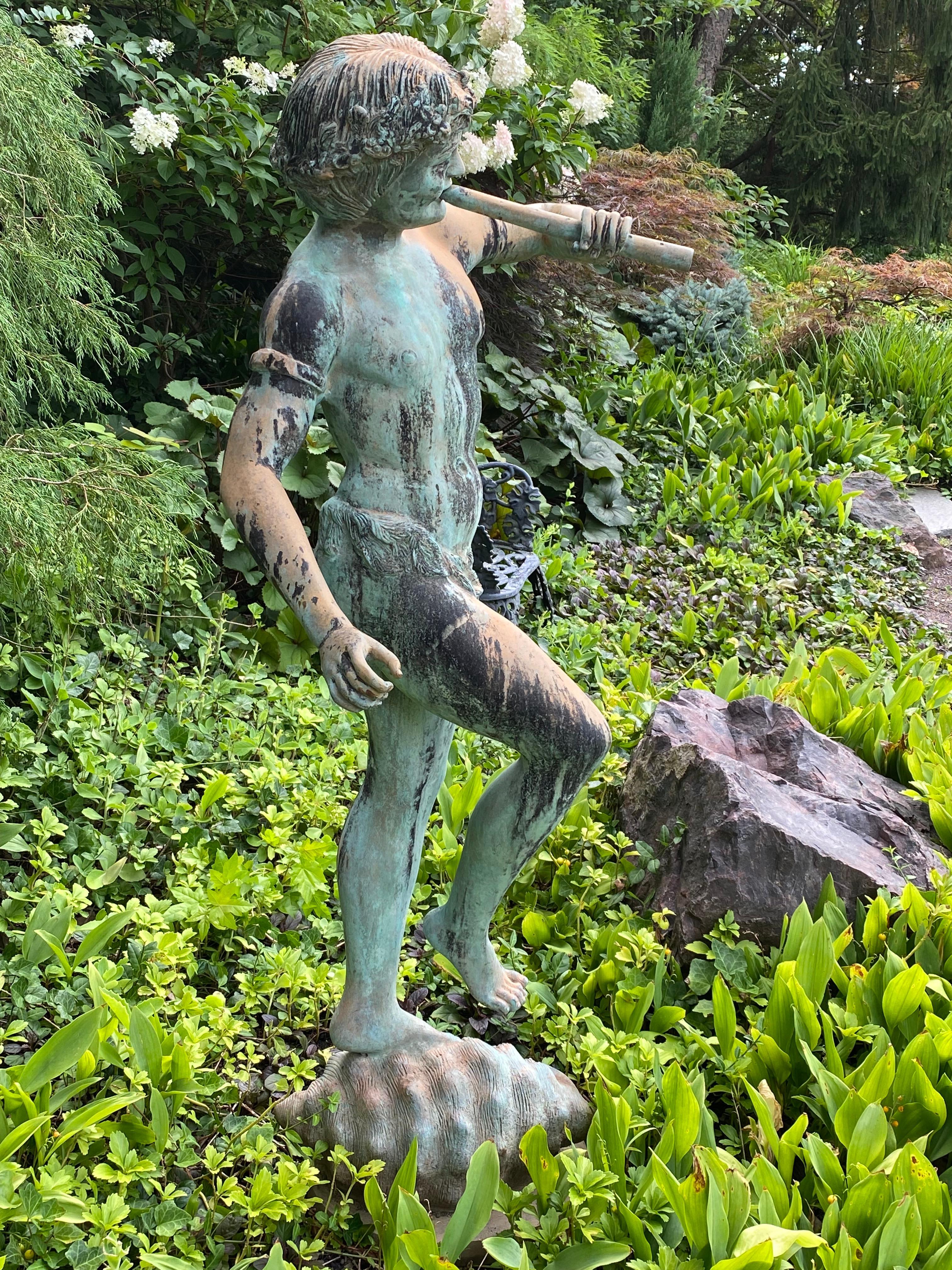 Bronze Statue de jardin ou fontaine en bronze italienne représentant Pan jouant de la flûte, début C.I.C. en vente