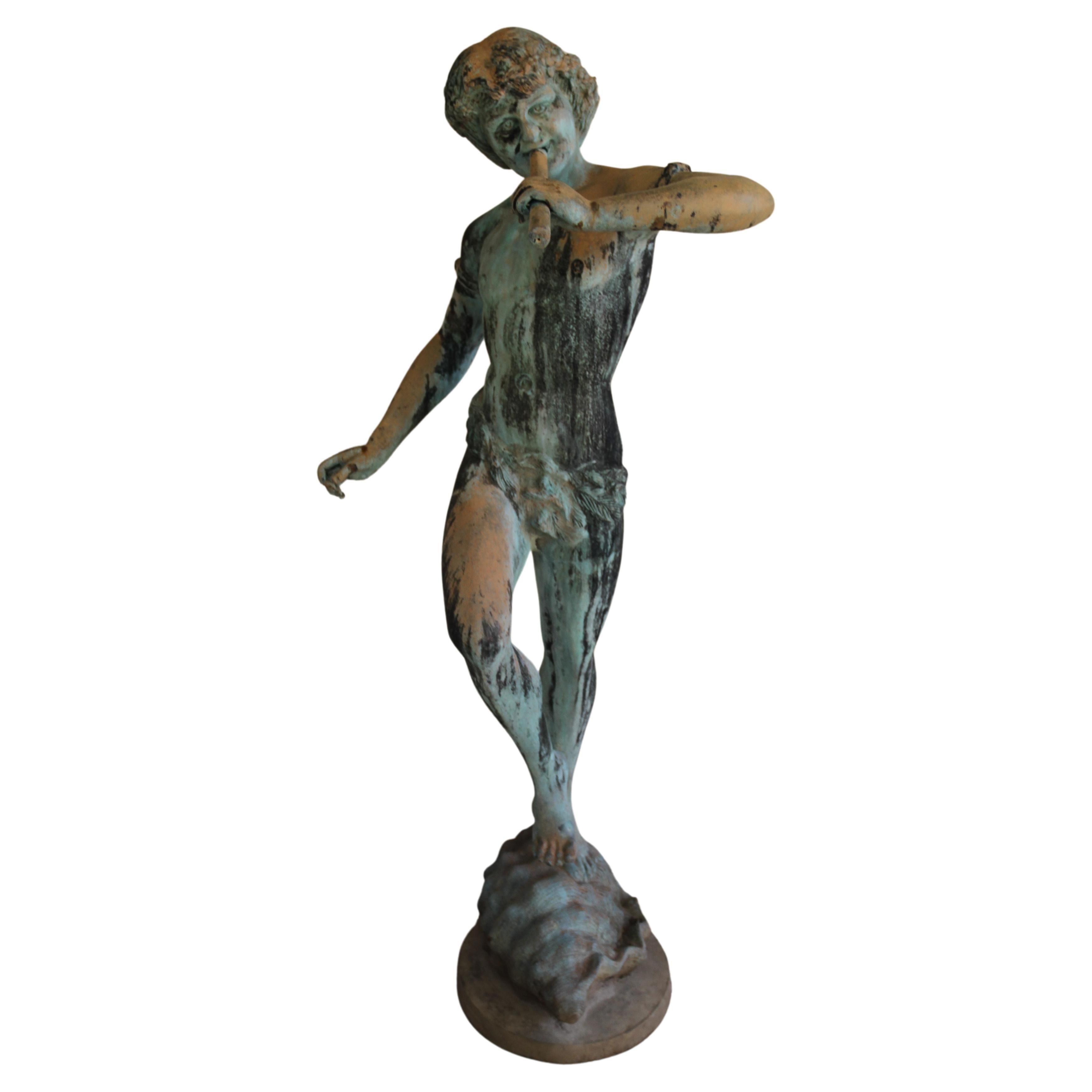 Statue de jardin ou fontaine en bronze italienne représentant Pan jouant de la flûte, début C.I.C. en vente