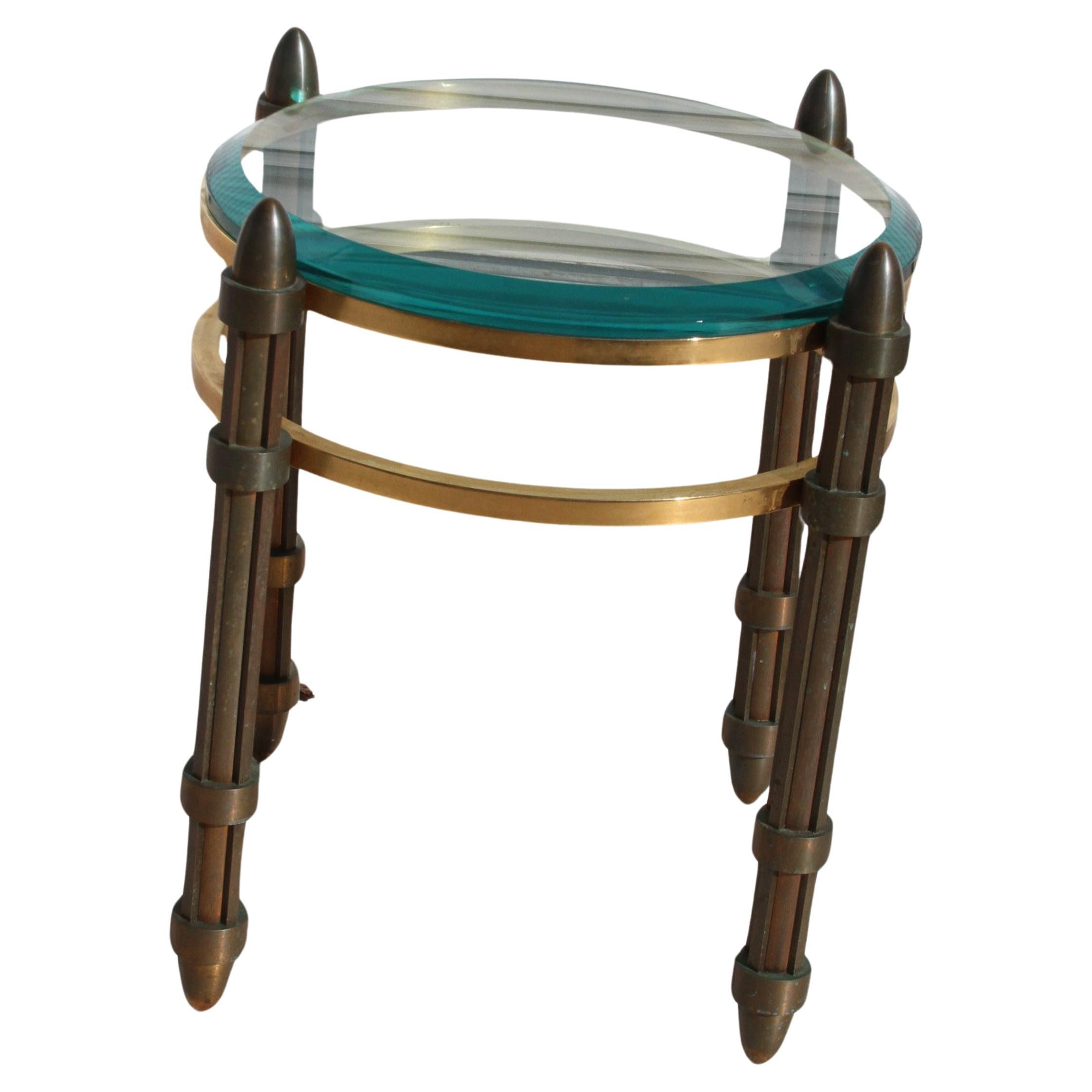 Table d'appoint italienne en bronze et laiton avec plateau en verre. Une table unique en son genre avec des pieds cannelés et des pieds en poire. Le verre est biseauté et d'une épaisseur de 1'. 