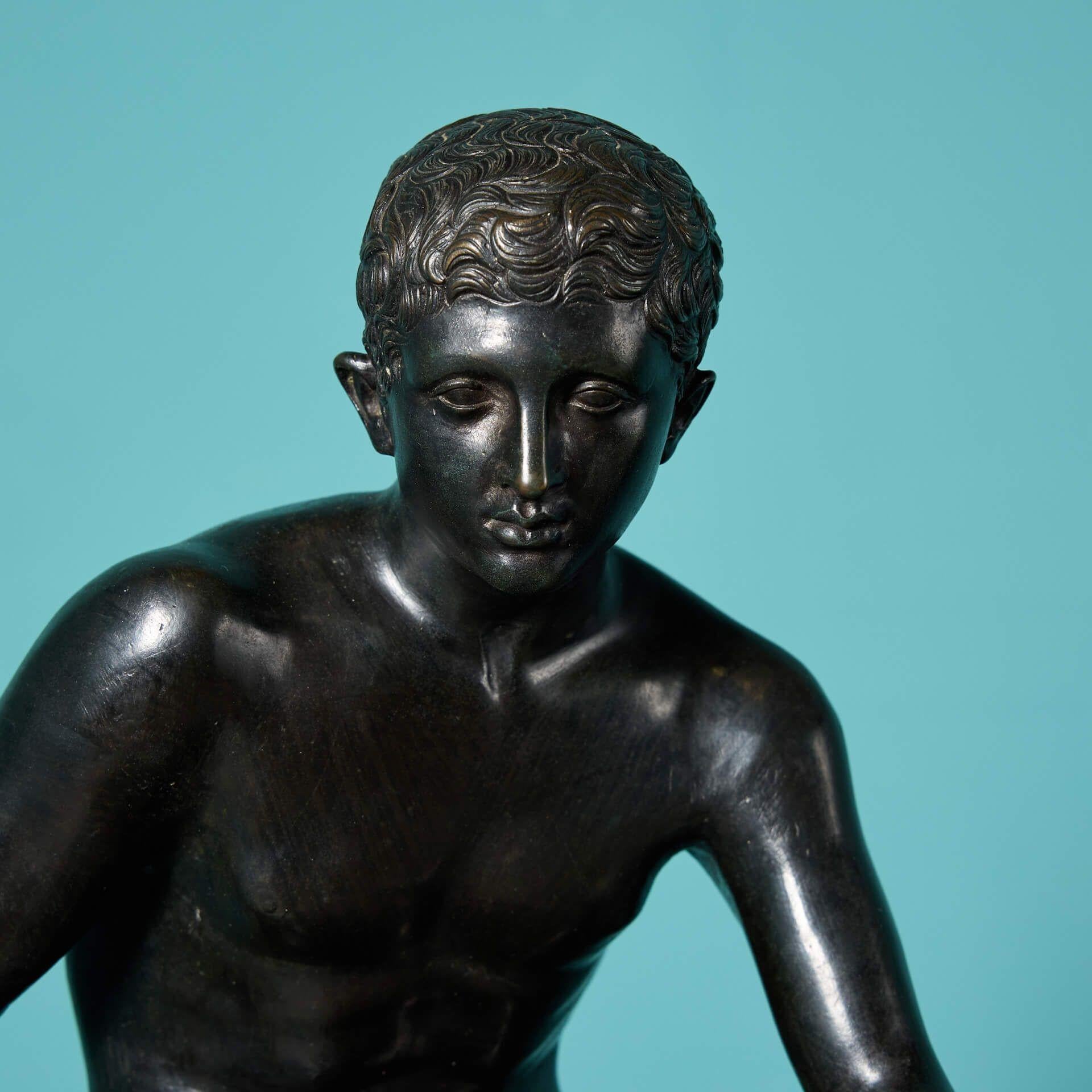 Italienische Grand Tour sitzende Hermes aus Bronze nach der Antike (Neoklassisch) im Angebot