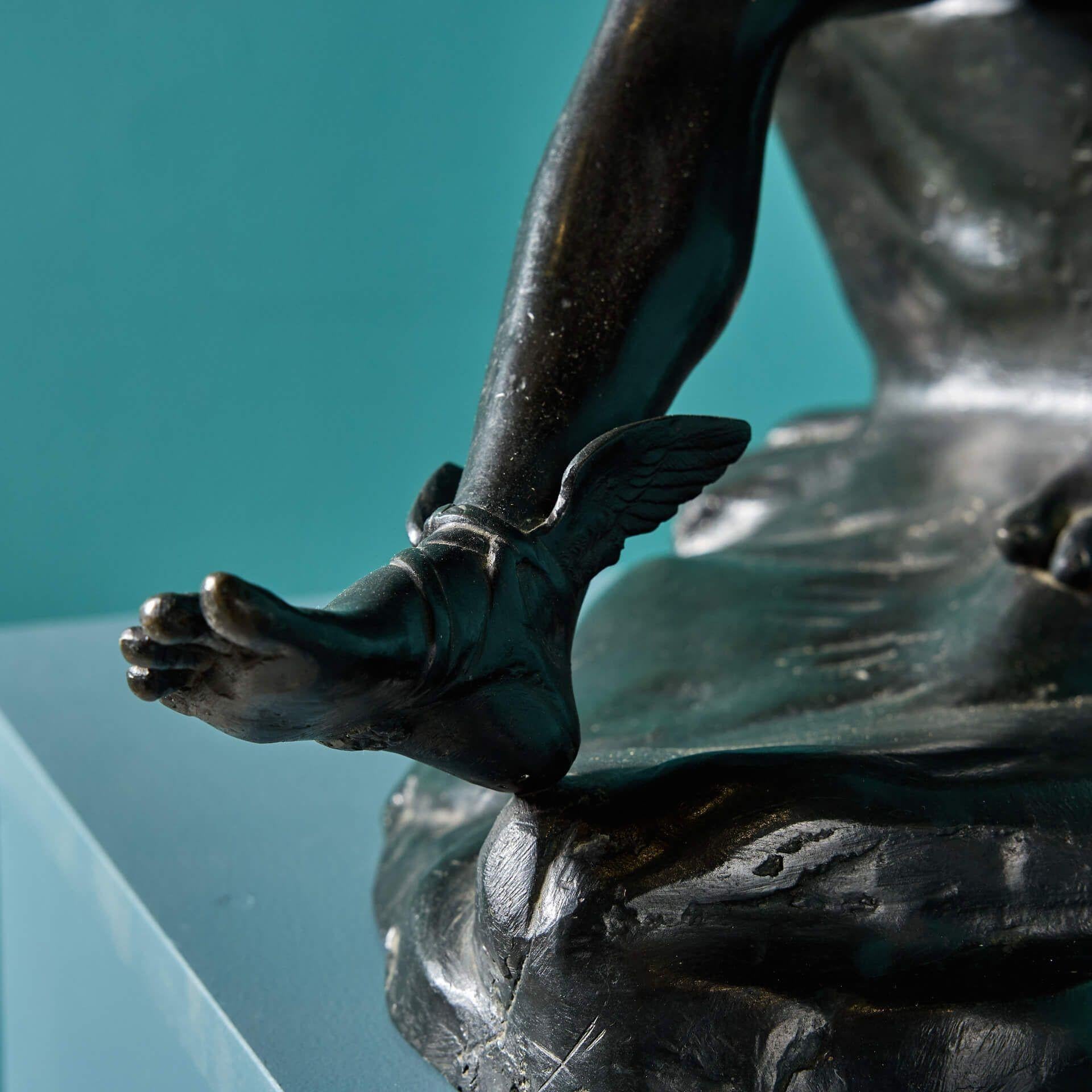 Italienische Grand Tour sitzende Hermes aus Bronze nach der Antike (Metall) im Angebot