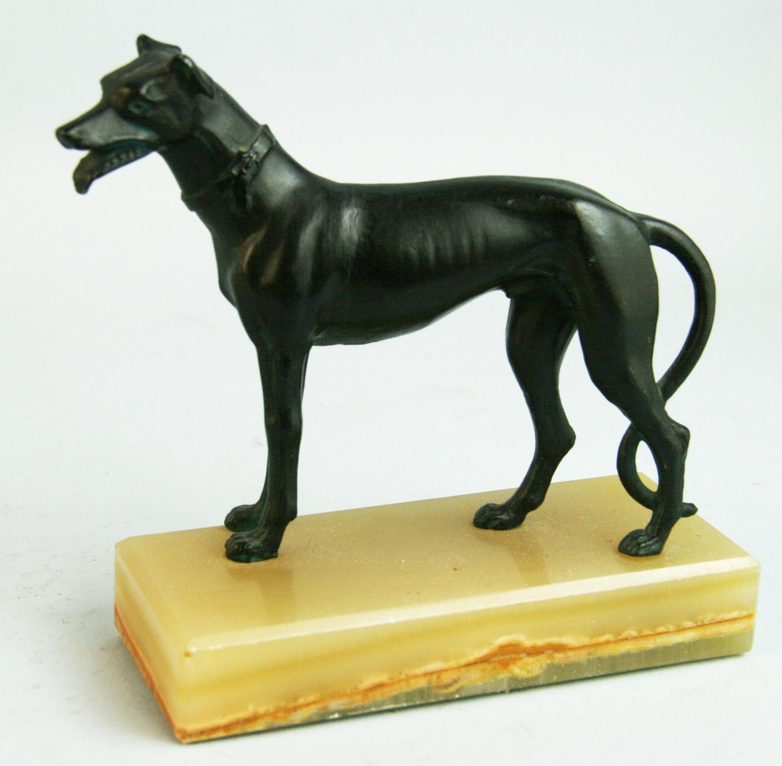 1184 Italienische Bronzeskulptur eines Hundes auf Onyxsockel.