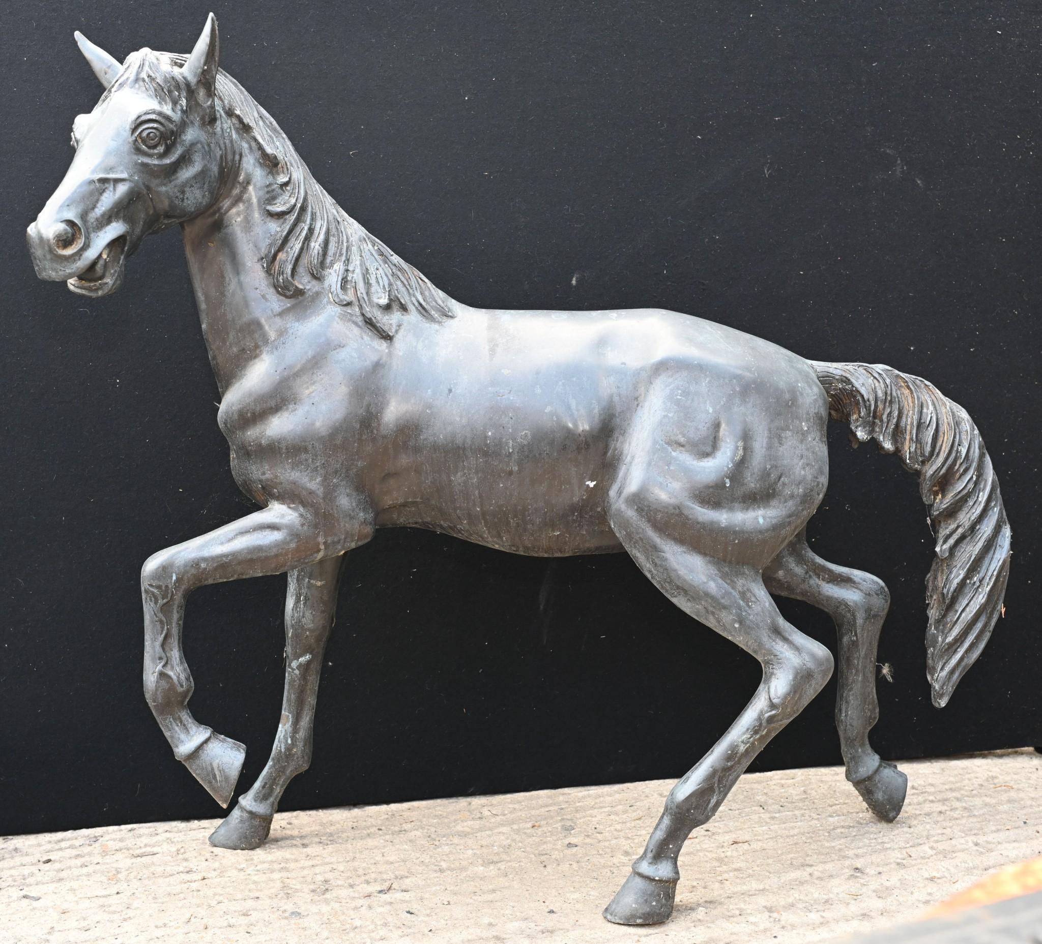 Statue de cheval de caractère en bronze italien 
Bonne taille avec plus d'un mètre de haut - 93 CM
Bien sûr, comme il s'agit de bronze, il peut vivre à l'extérieur sans crainte de rouiller.
Le rêve de tout architecte d'intérieur
Offert en grande