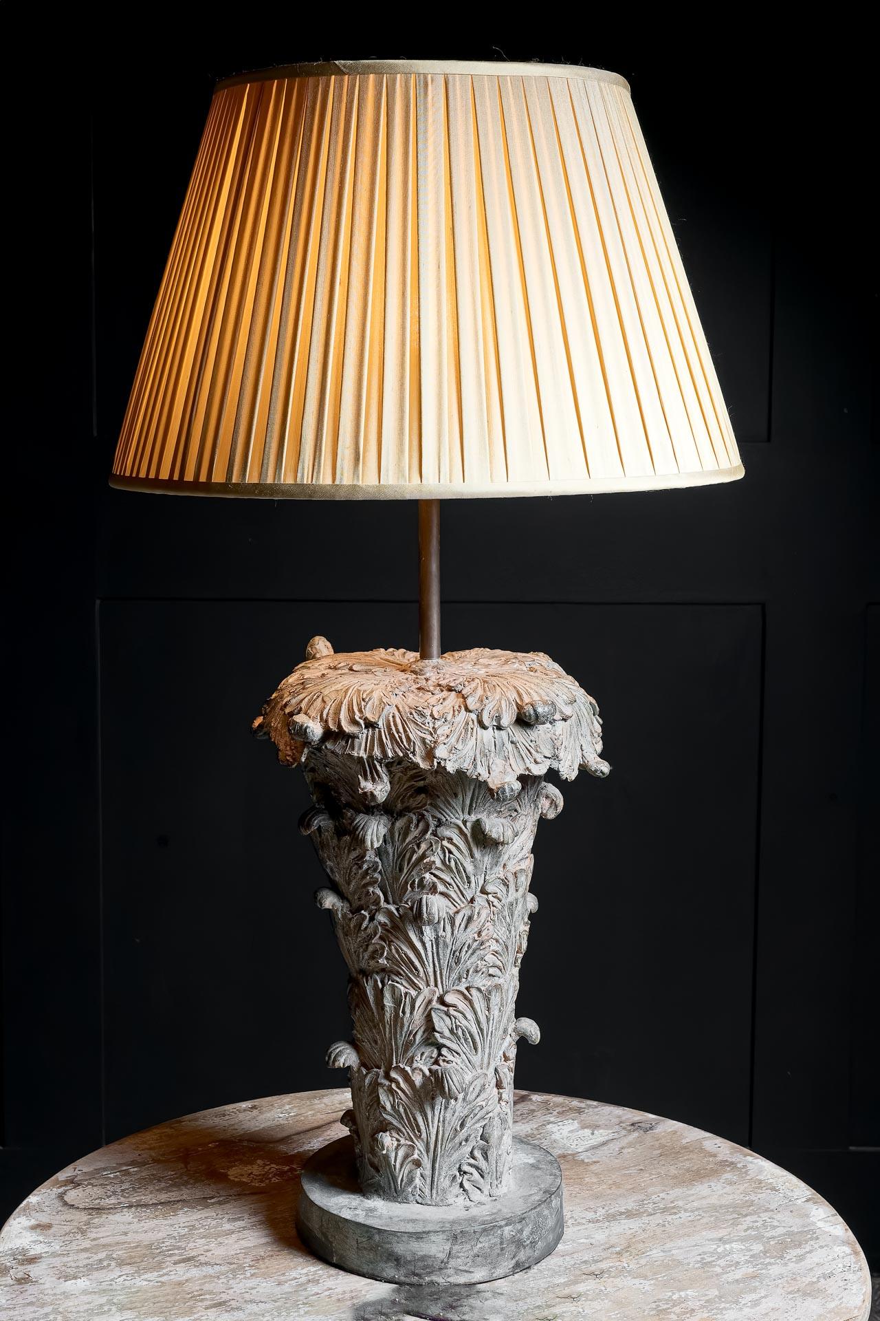 Lampe italienne en bronze, vers 1780. À l'origine, il devait s'agir d'une tête de fontaine. Patine merveilleusement vieillie. Tige de porte-lampe en laiton vieilli. Les détails en relief de la feuille d'acanthe en volute reposent proprement sur une
