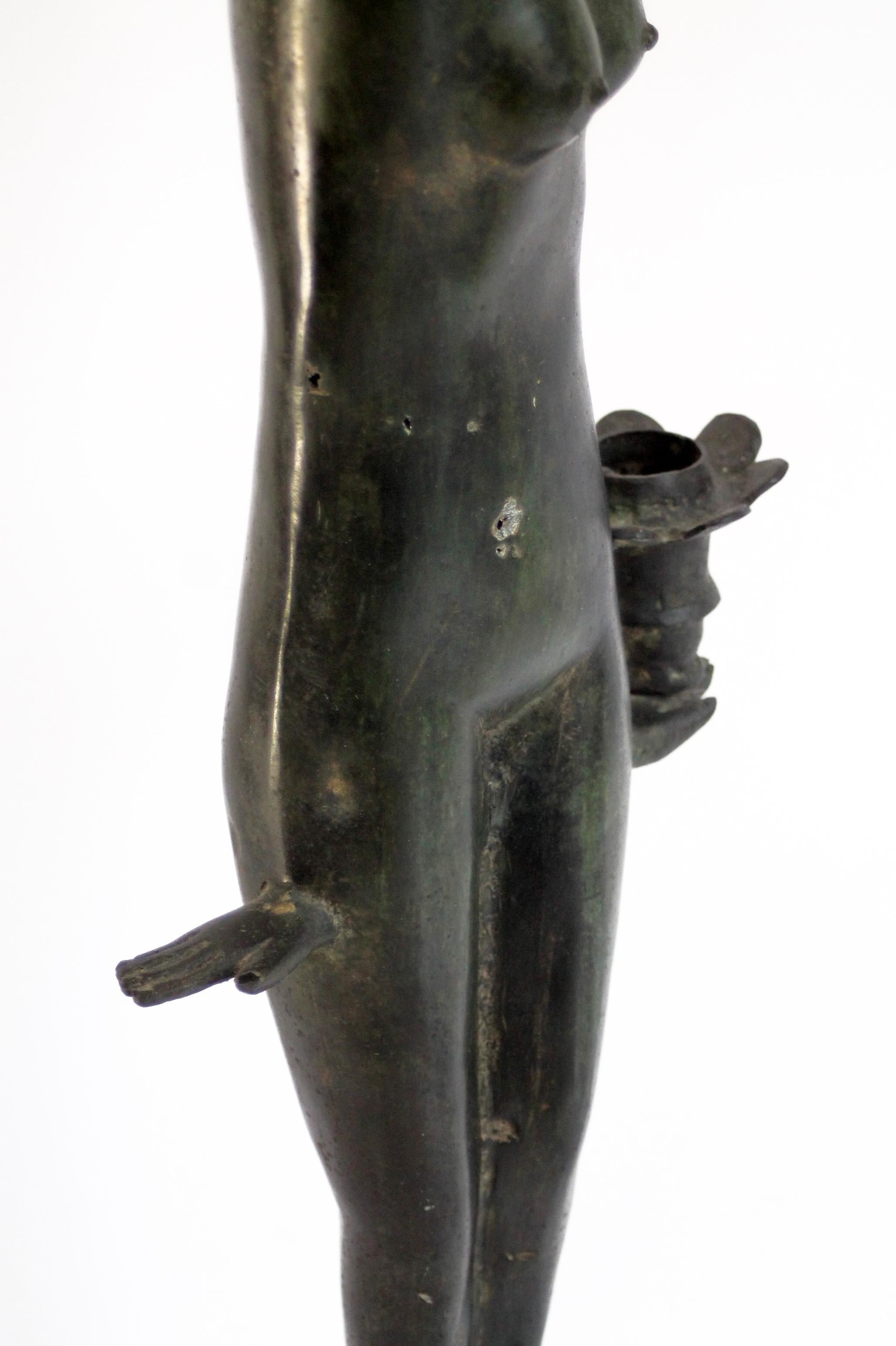 Sculpture de femme moderne italienne en bronze du milieu du siècle dernier (59x17x12cm).  Un véritable accroche-regard ! en vente 3