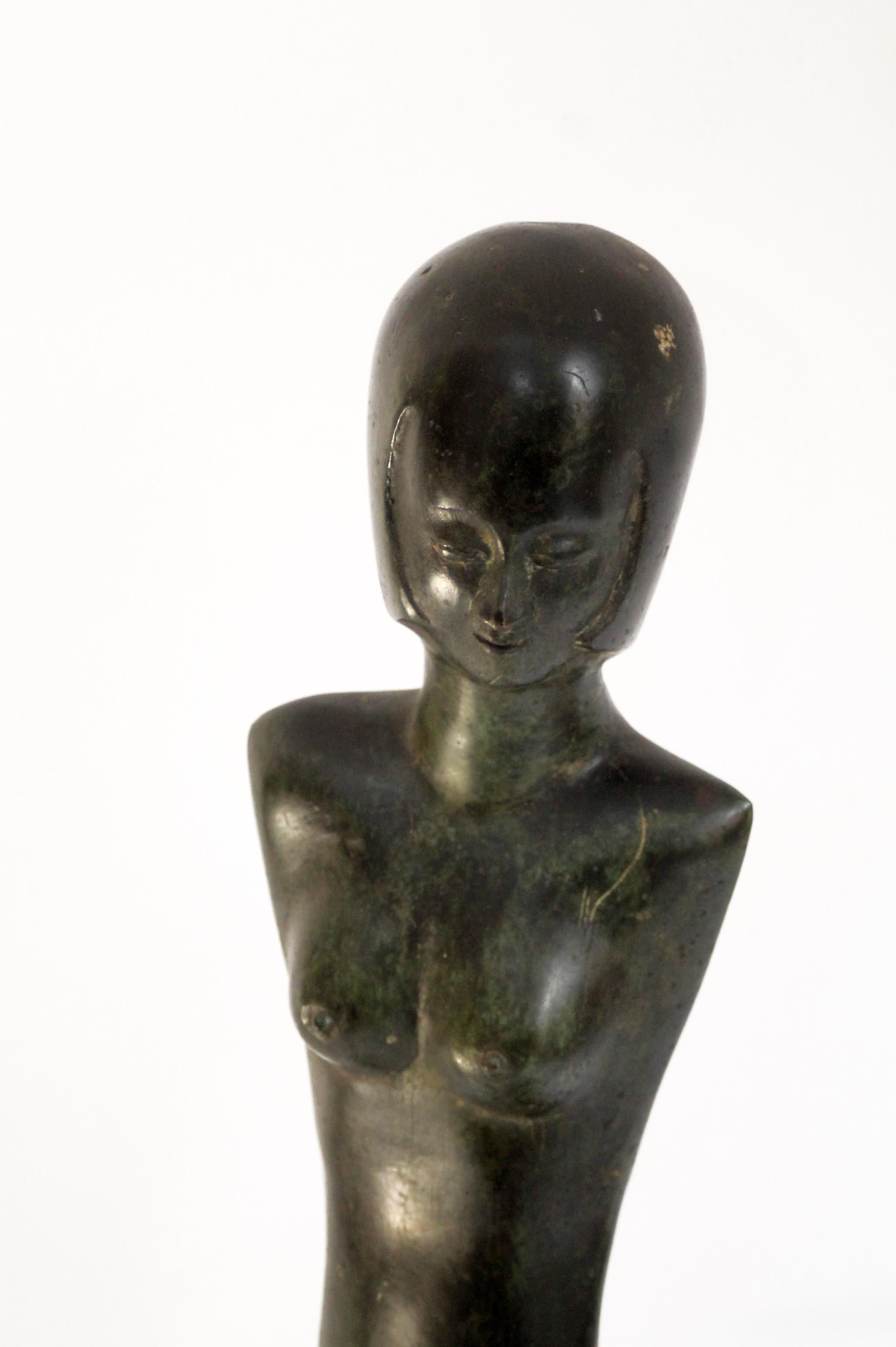 Sculpture de femme moderne italienne en bronze du milieu du siècle dernier (59x17x12cm).  Un véritable accroche-regard ! en vente 4