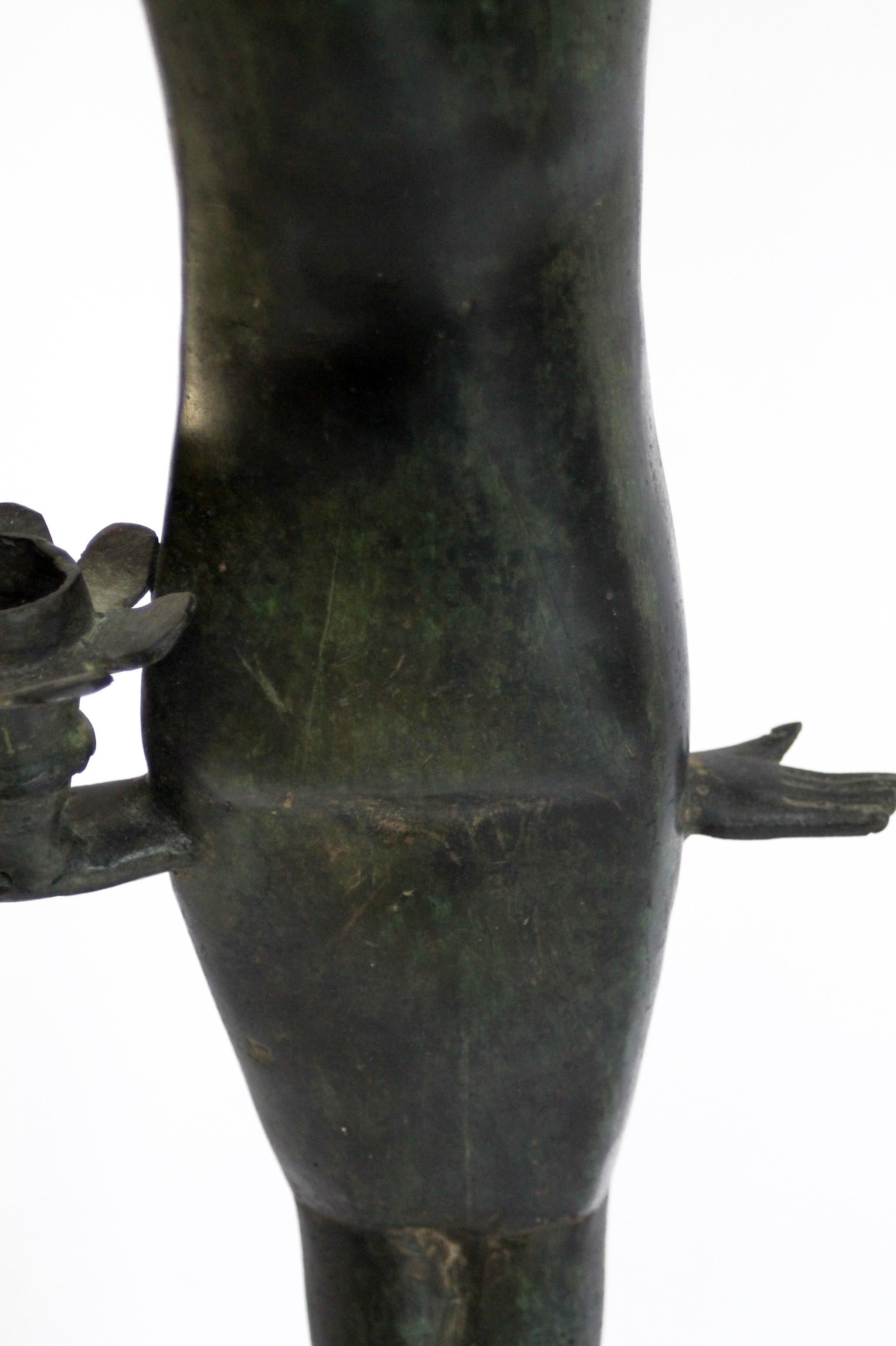 Sculpture de femme moderne italienne en bronze du milieu du siècle dernier (59x17x12cm).  Un véritable accroche-regard ! en vente 8