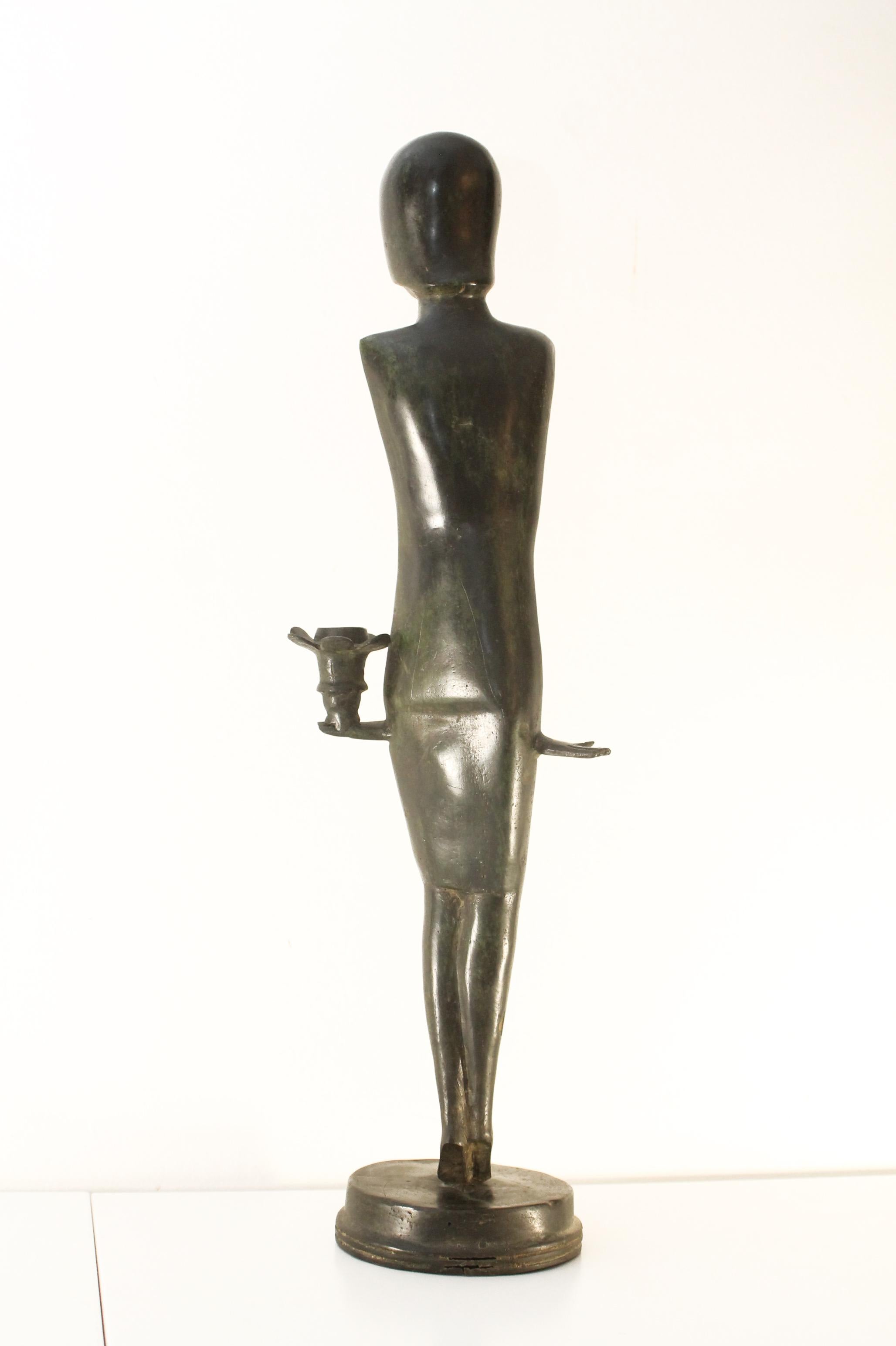 Italian Bronze mid-century modern woman sculpture (59x17x12cm).  An eye-catcher! In Good Condition For Sale In Firenze, FI