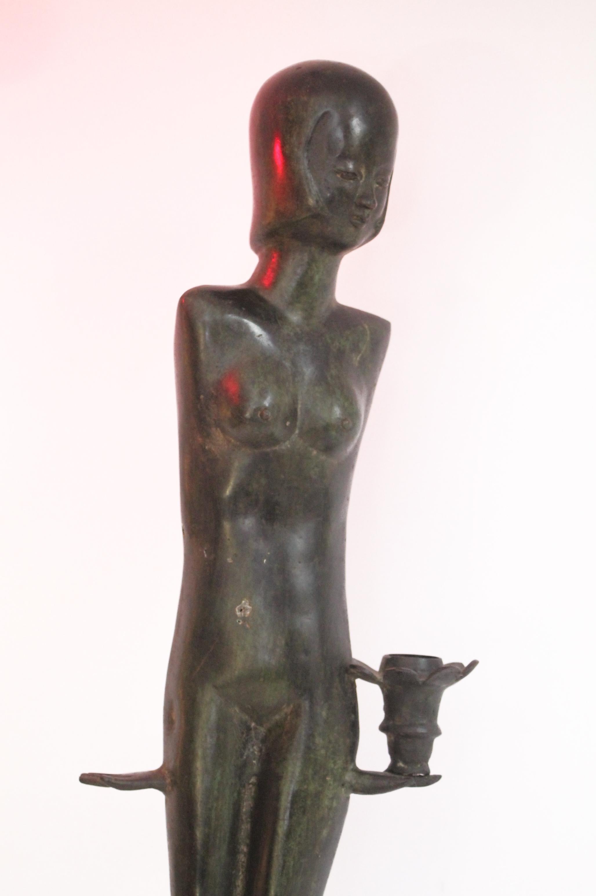 Italian Bronze mid-century modern woman sculpture (59x17x12cm).  An eye-catcher! In Good Condition For Sale In Firenze, FI