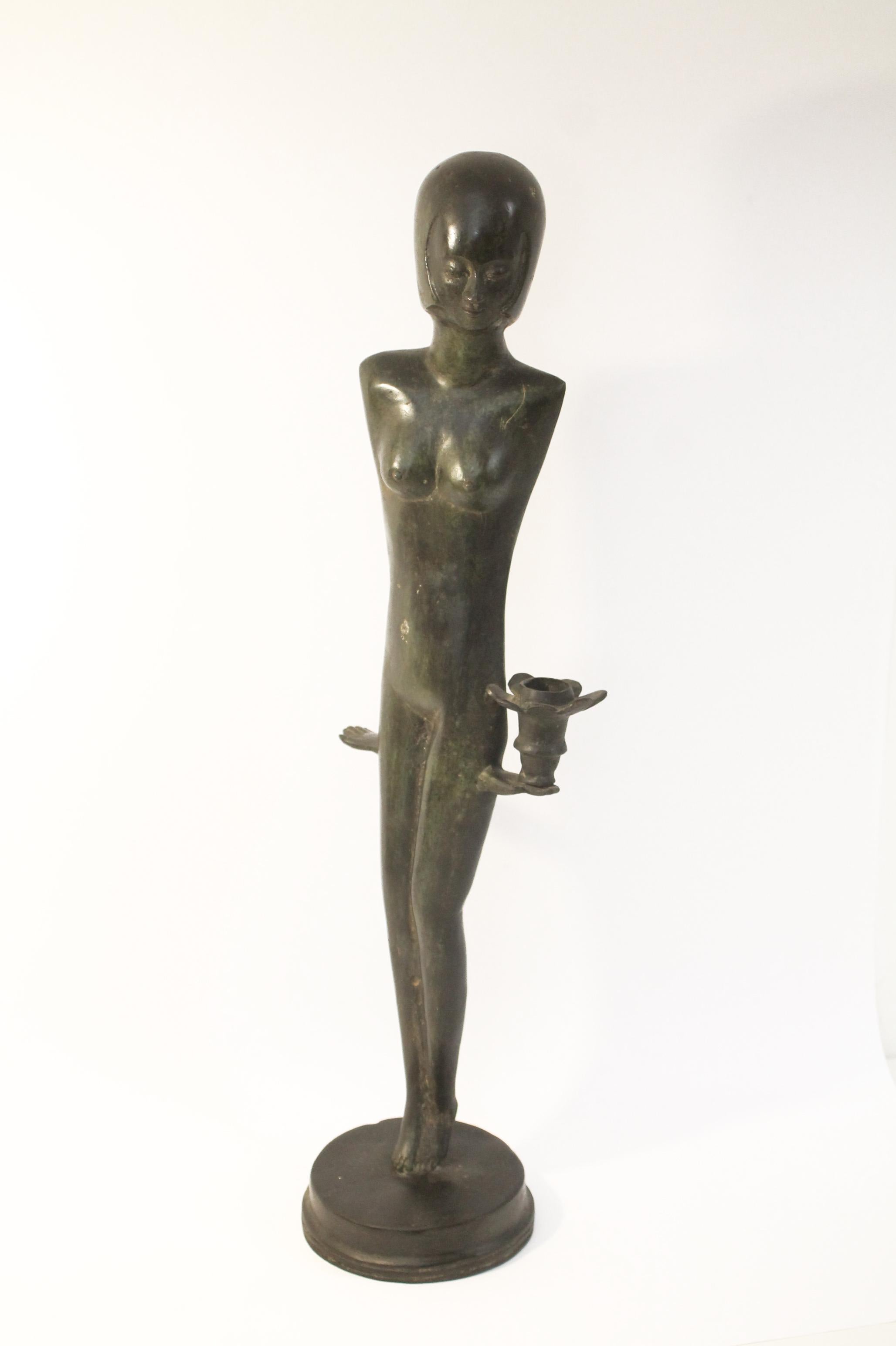 Bronze Sculpture de femme moderne italienne en bronze du milieu du siècle dernier (59x17x12cm).  Un véritable accroche-regard ! en vente