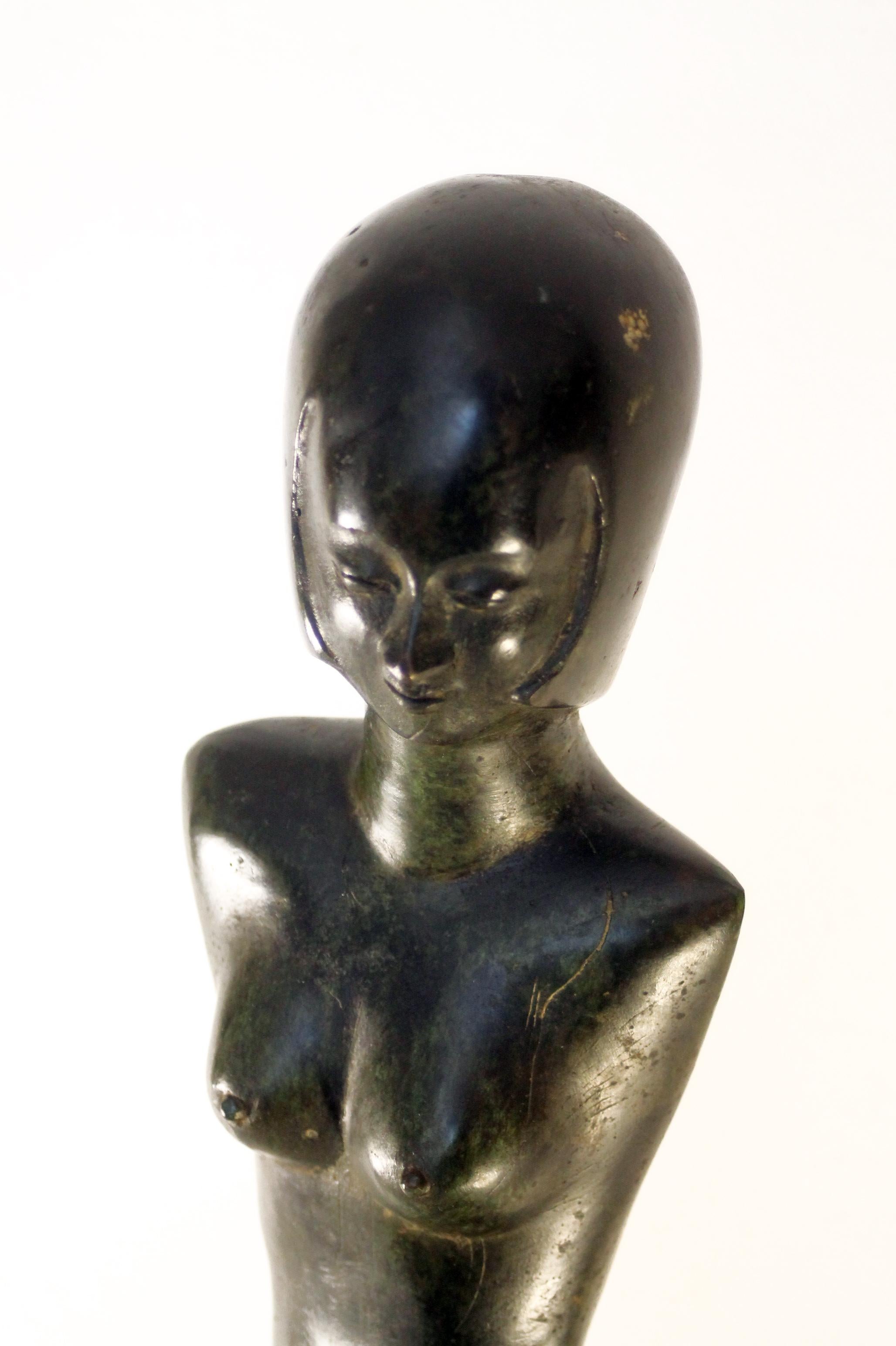 Sculpture de femme moderne italienne en bronze du milieu du siècle dernier (59x17x12cm).  Un véritable accroche-regard ! en vente 1