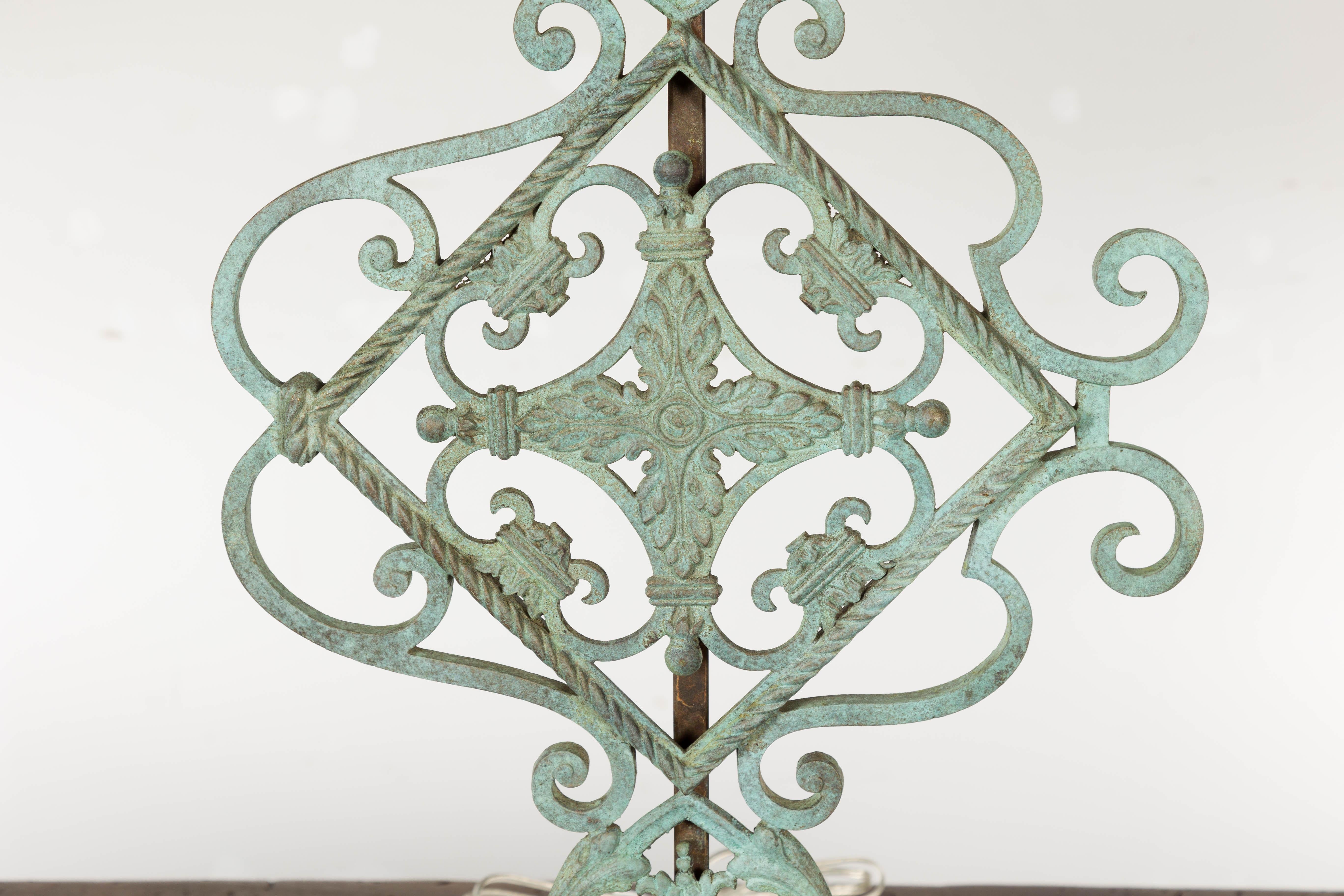 Lampes de table italiennes en bronze du milieu du siècle dernier avec motifs de volutes, sur socles en lucite en vente 4