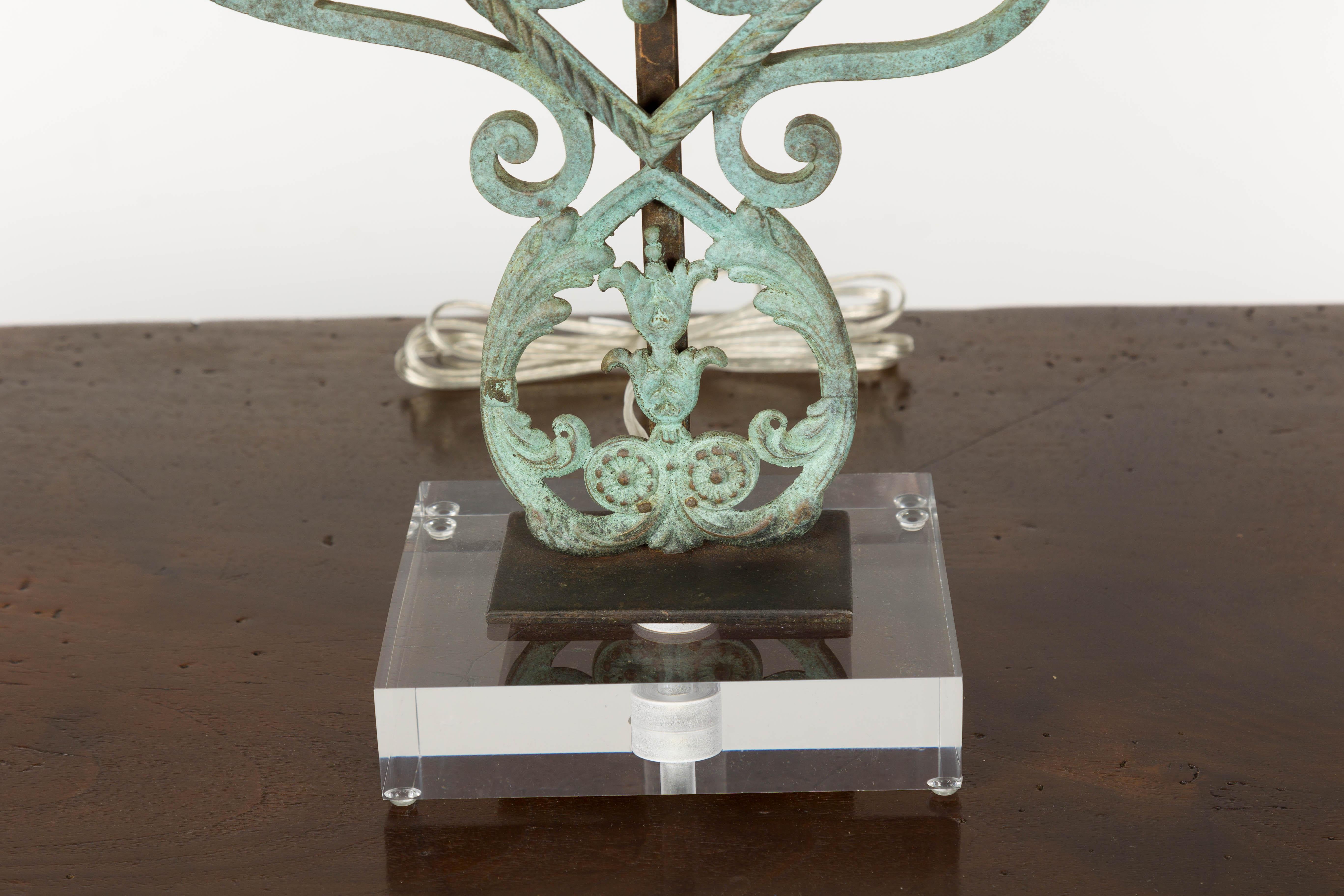Lampes de table italiennes en bronze du milieu du siècle dernier avec motifs de volutes, sur socles en lucite en vente 5