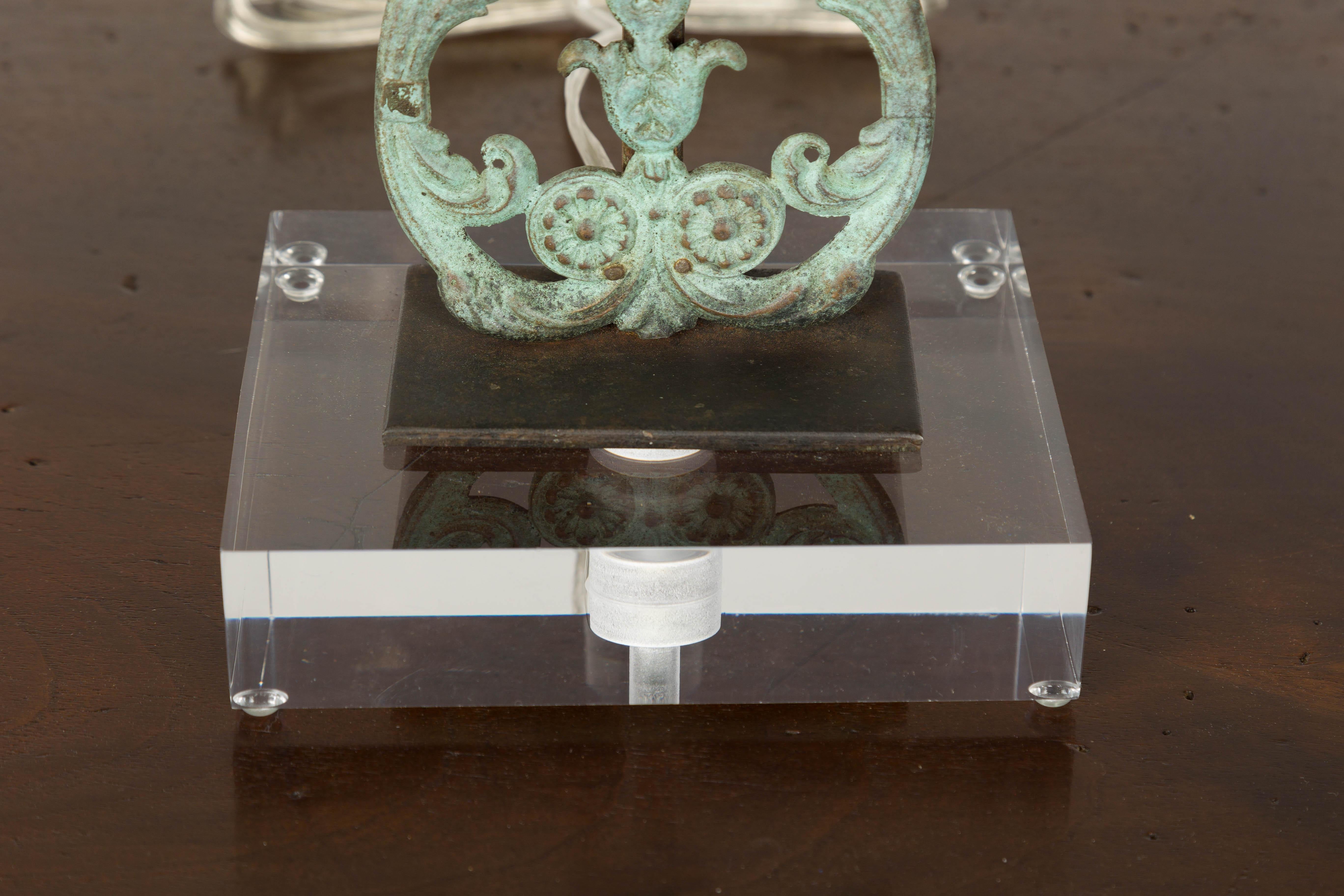 Lampes de table italiennes en bronze du milieu du siècle dernier avec motifs de volutes, sur socles en lucite en vente 6
