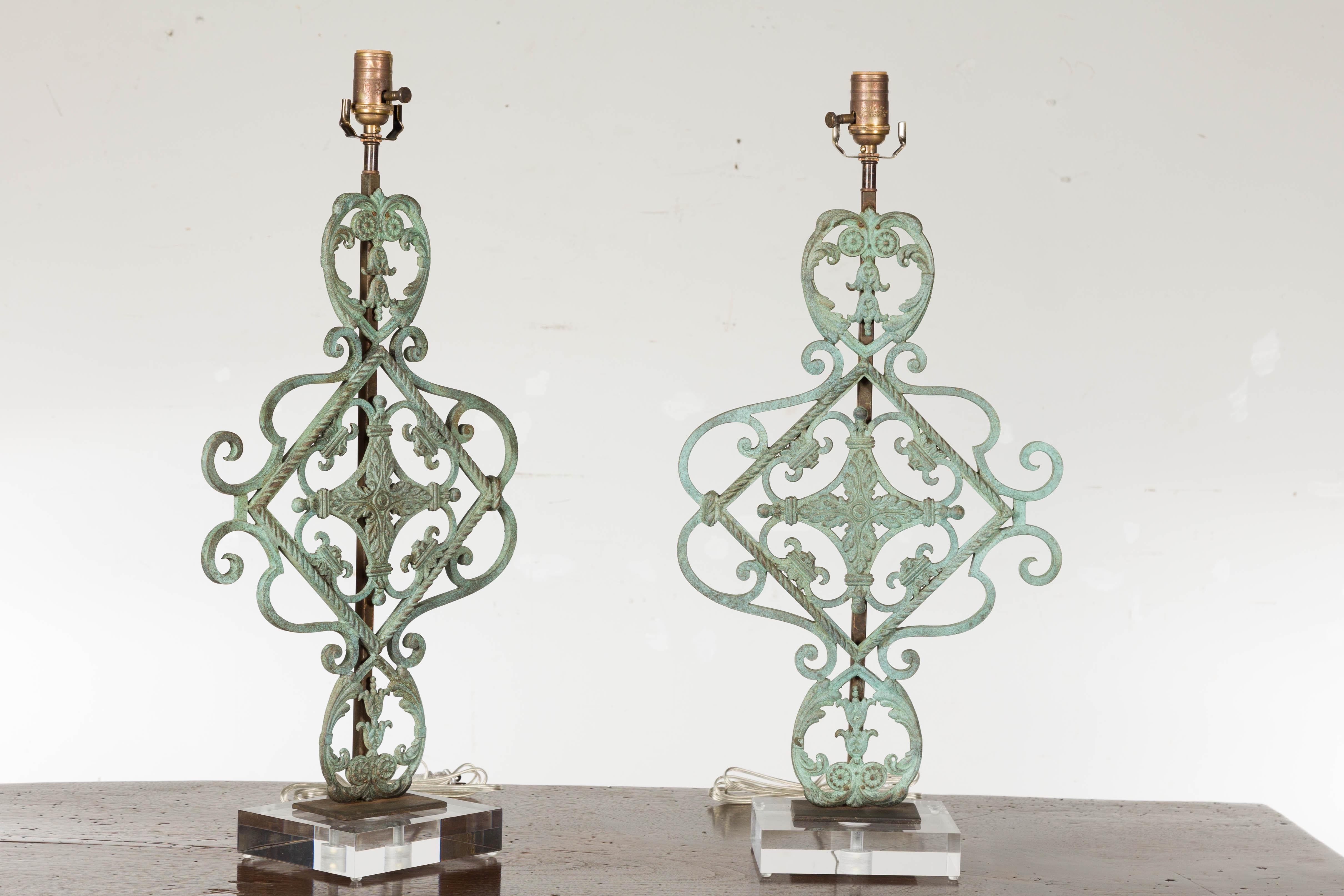 Italian Bronze Midcentury Table Lamps with Scrolling Motifs, on Lucite Bases For Sale 8