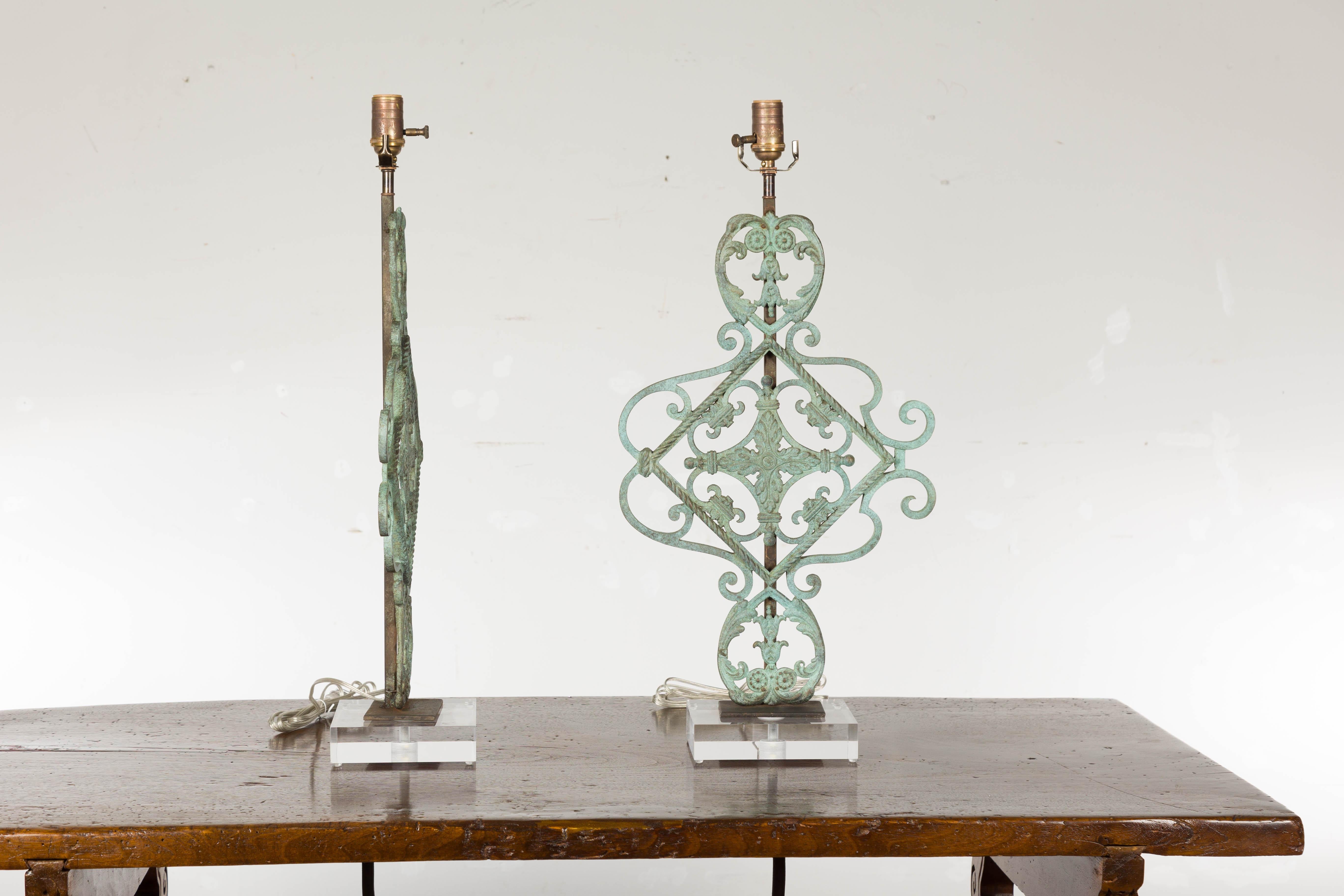 Italian Bronze Midcentury Table Lamps with Scrolling Motifs, on Lucite Bases For Sale 9