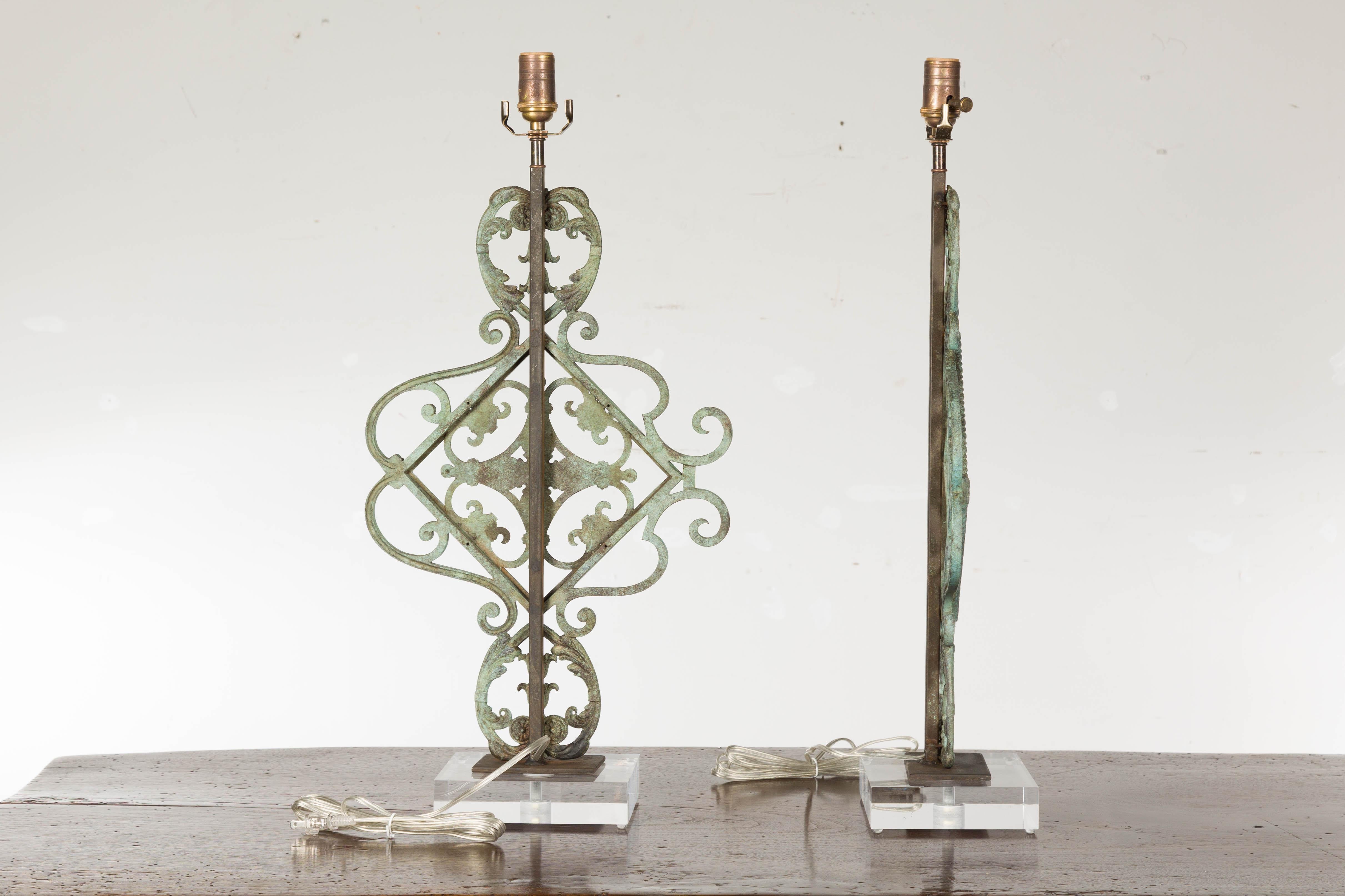 Italian Bronze Midcentury Table Lamps with Scrolling Motifs, on Lucite Bases For Sale 10