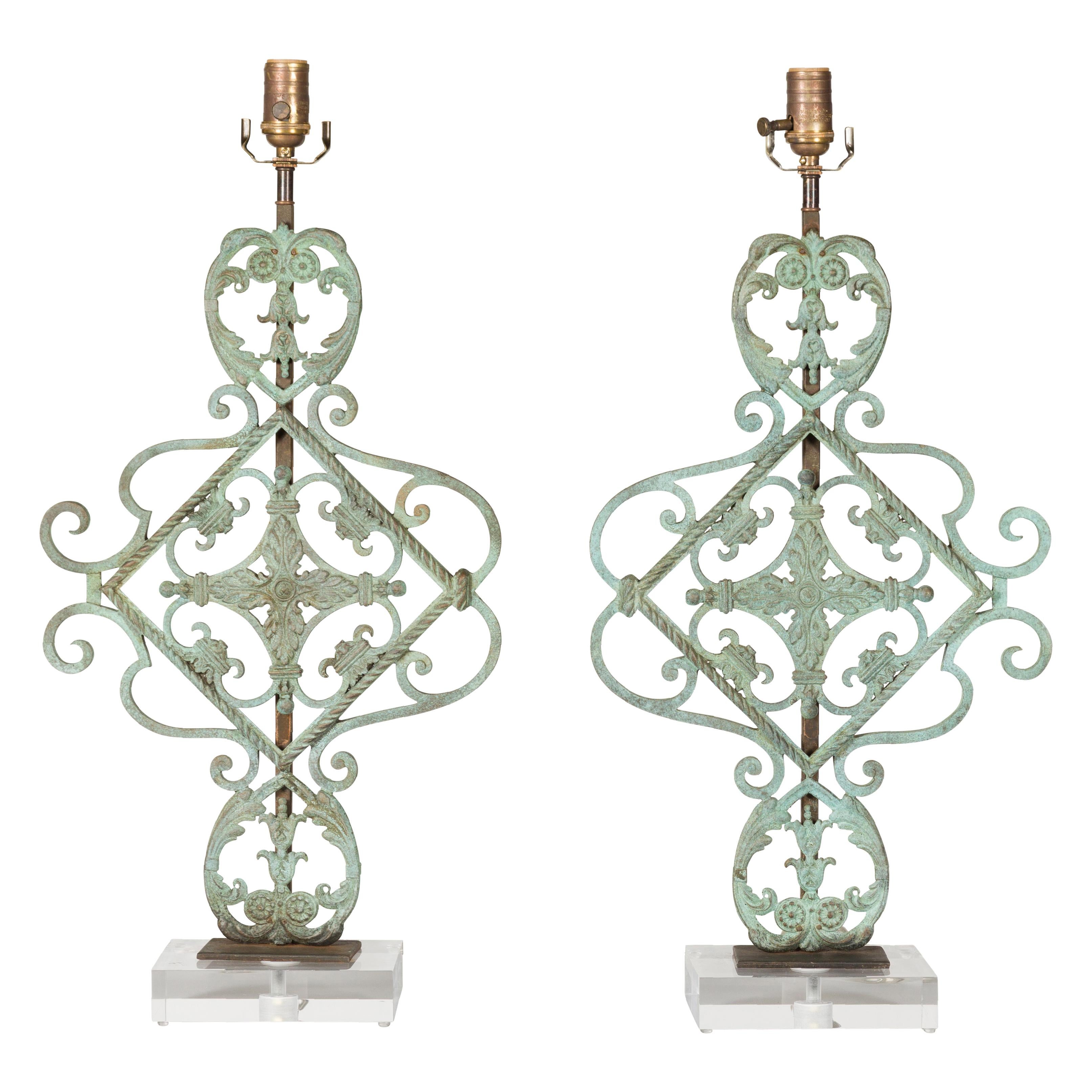 Italian Bronze Midcentury Table Lamps with Scrolling Motifs, on Lucite Bases For Sale 13