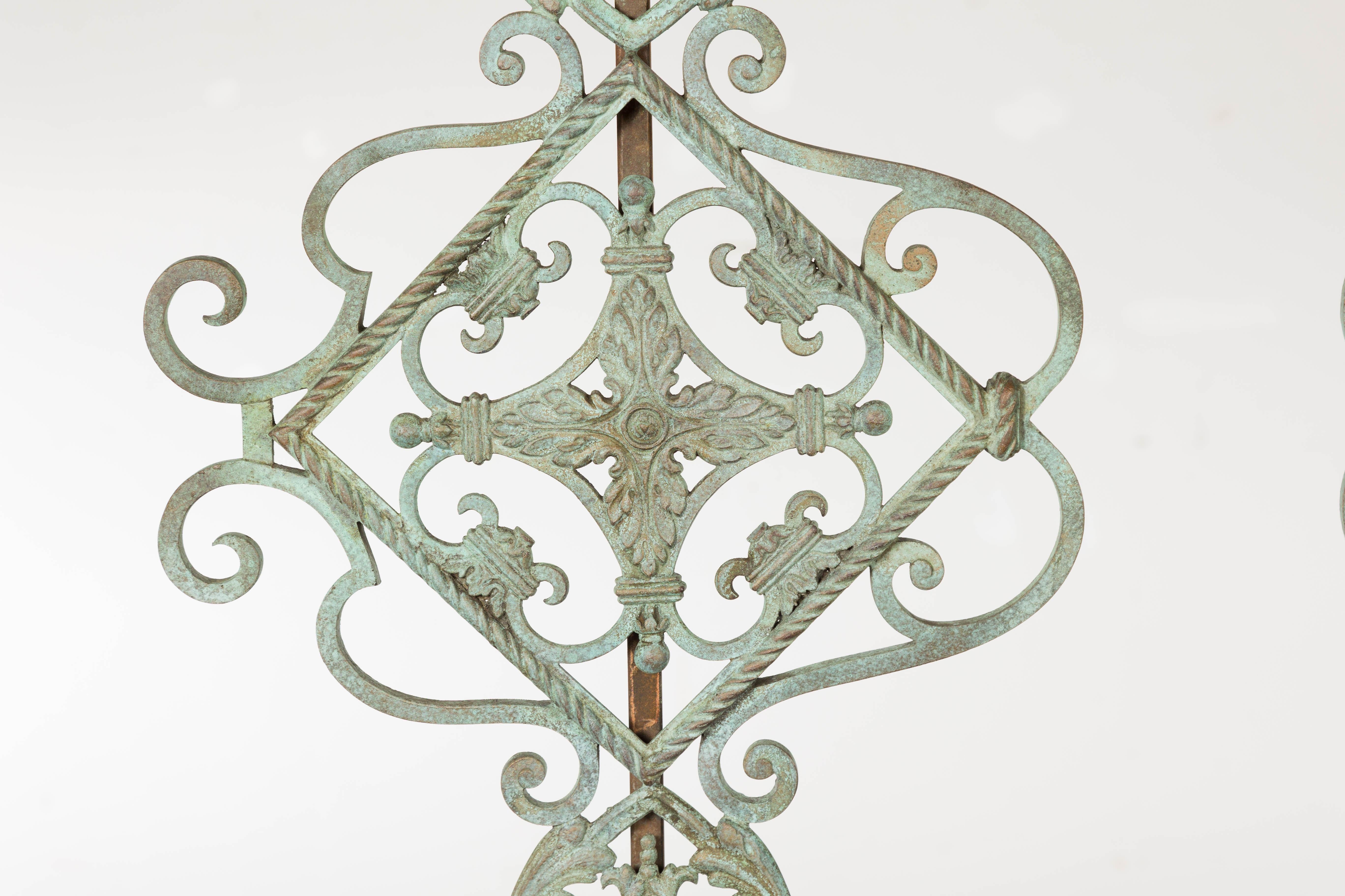 Bronze Lampes de table italiennes en bronze du milieu du siècle dernier avec motifs de volutes, sur socles en lucite en vente
