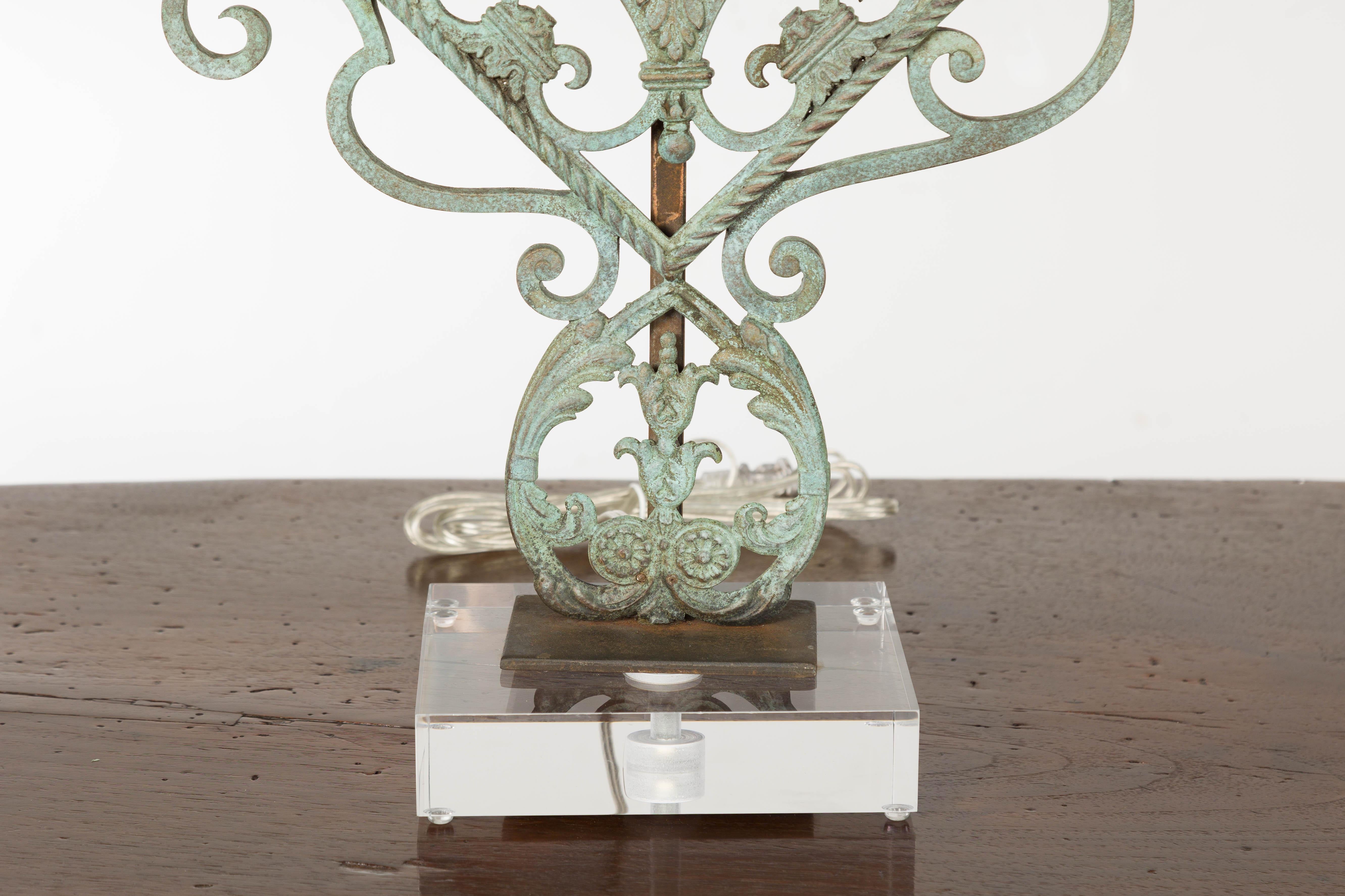 Lampes de table italiennes en bronze du milieu du siècle dernier avec motifs de volutes, sur socles en lucite en vente 1