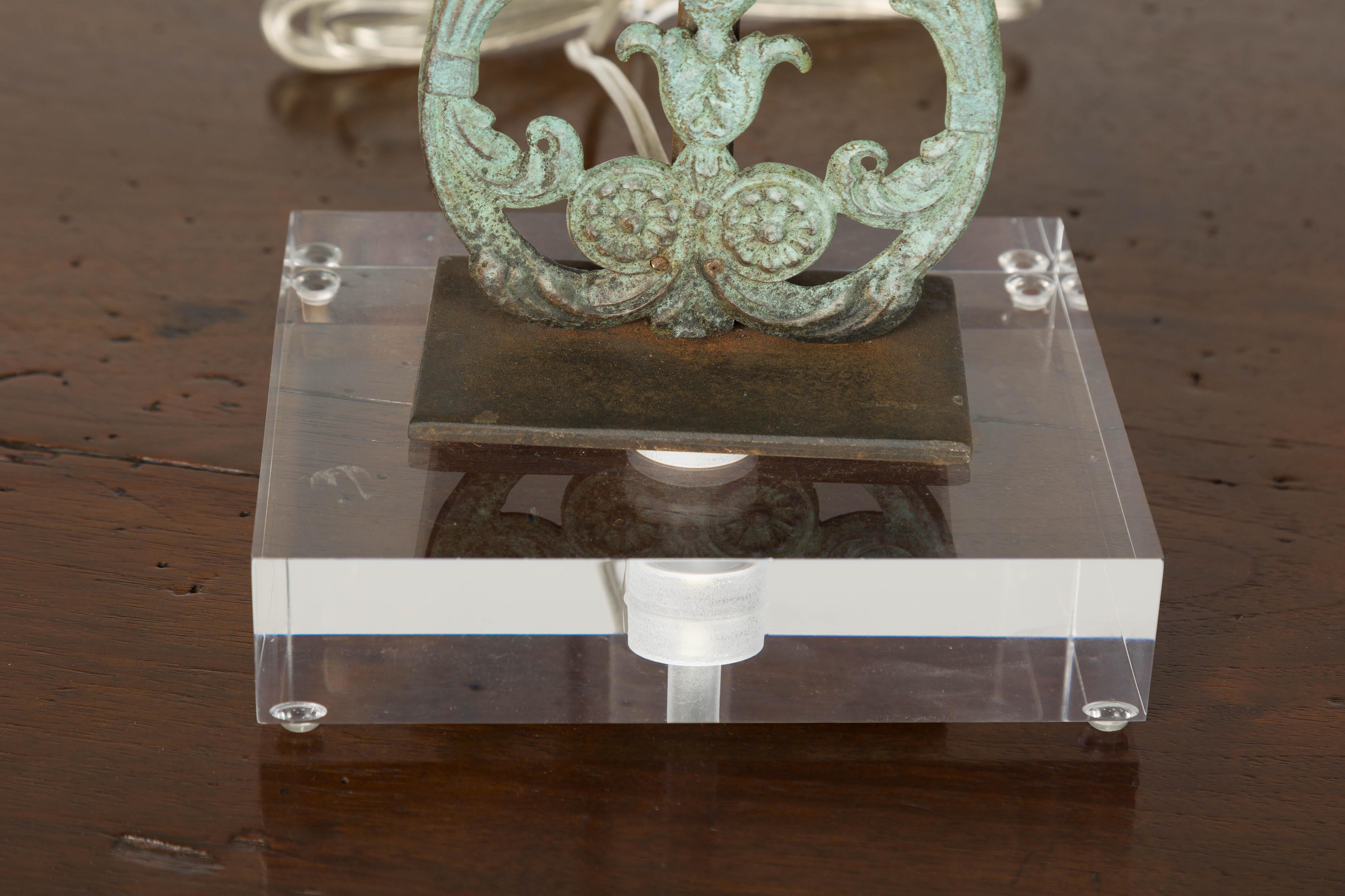 Lampes de table italiennes en bronze du milieu du siècle dernier avec motifs de volutes, sur socles en lucite en vente 2