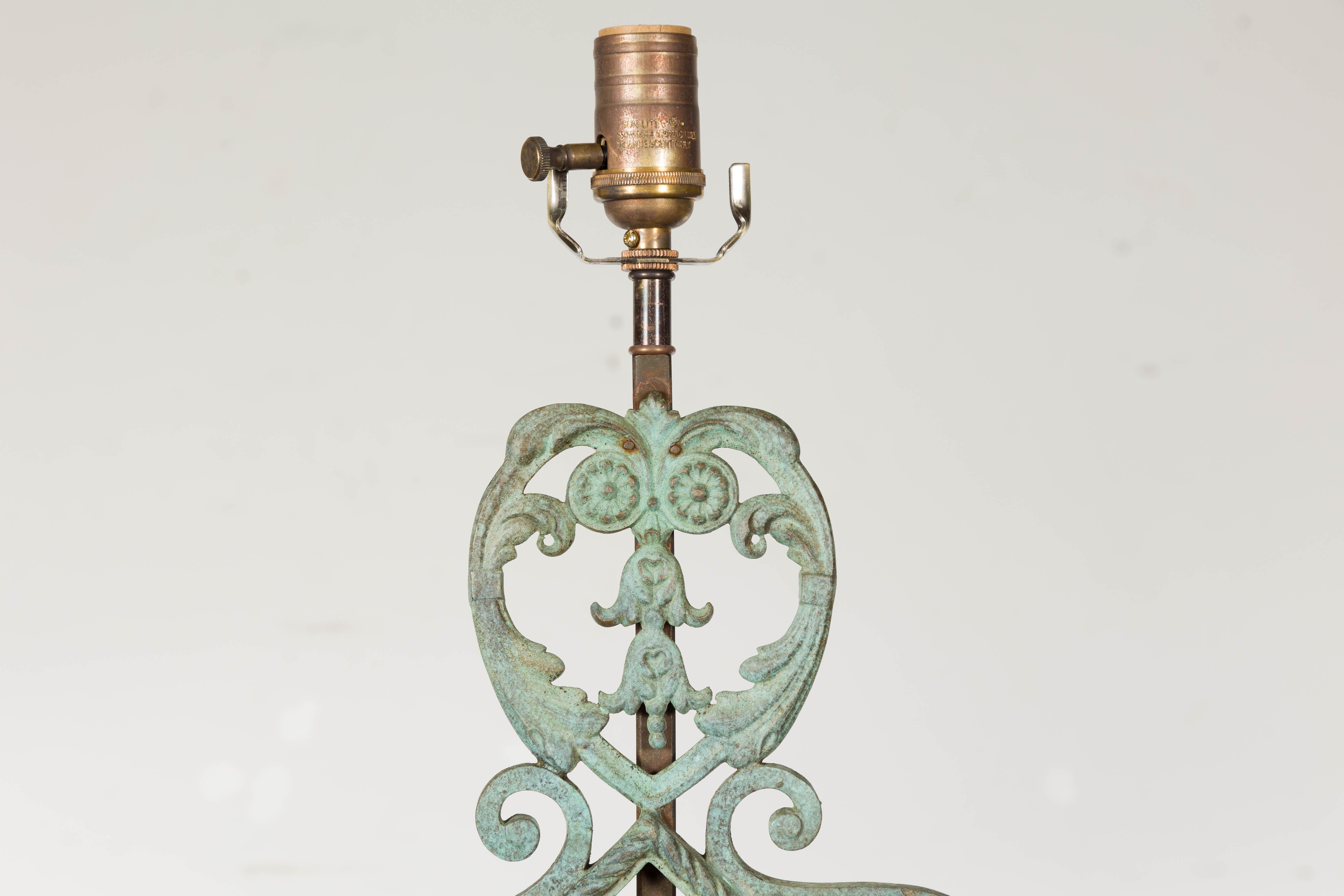 Lampes de table italiennes en bronze du milieu du siècle dernier avec motifs de volutes, sur socles en lucite en vente 3