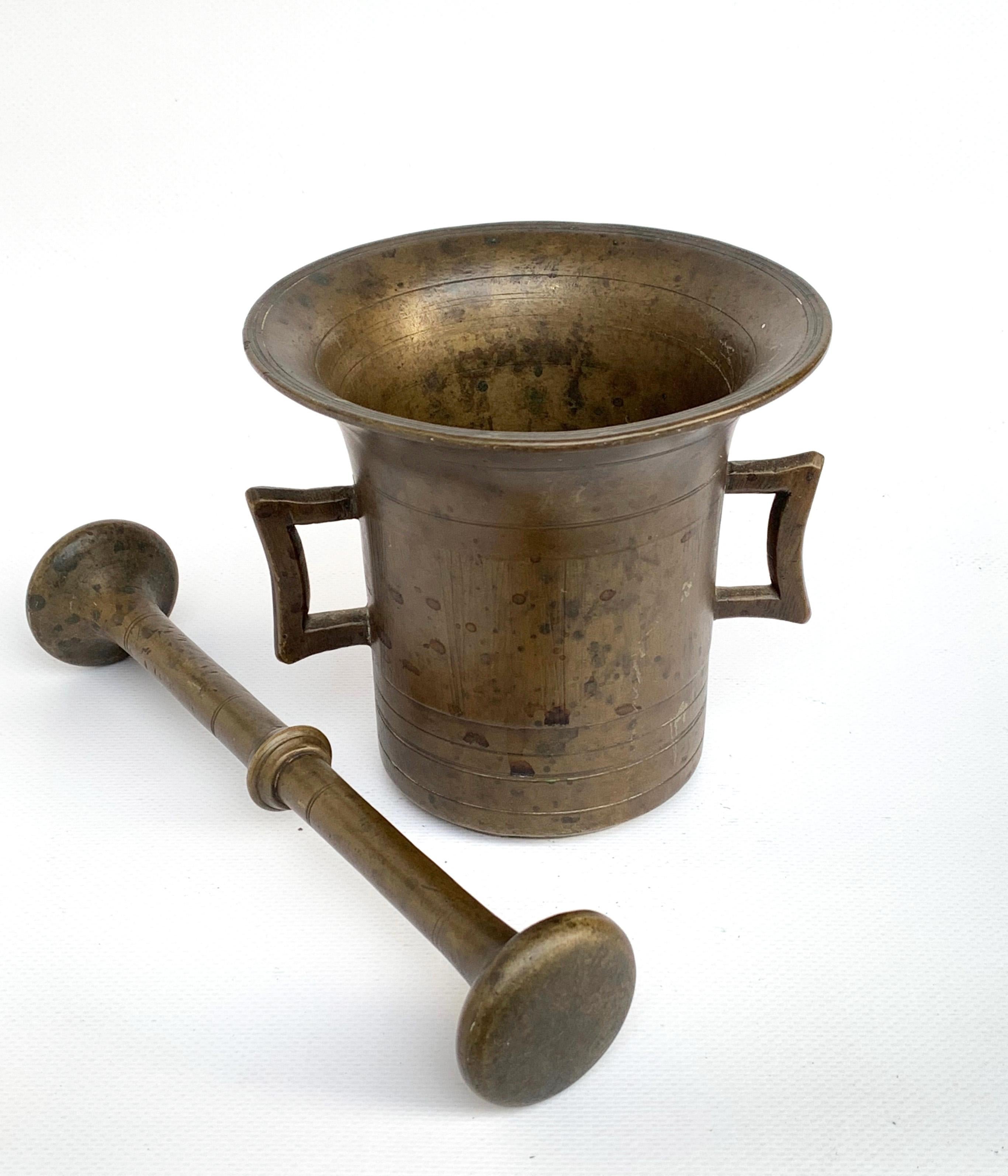 Antique bronze mortar. Handmade with pestle. Original patina.
Mortar from pharmacy or herbalist

Italian bronze mortar and pestle
Measures: Pestle height 8.85 in.