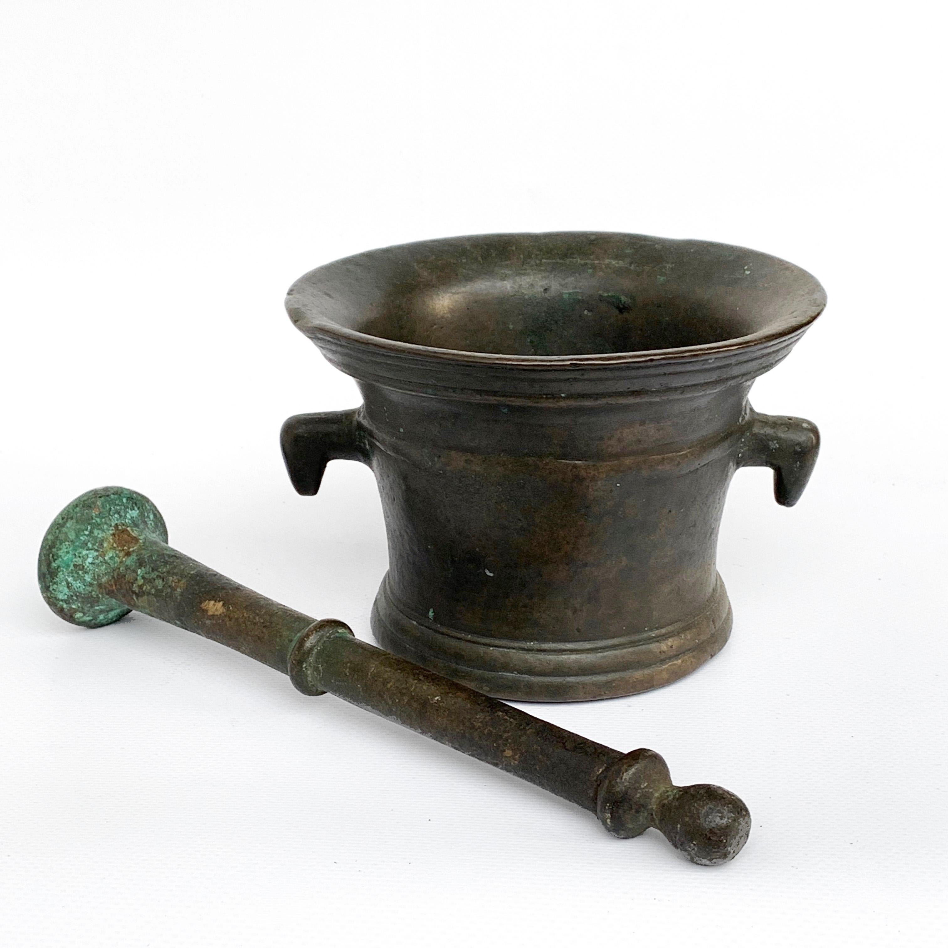 Antique bronze mortar. Handmade with pestle. Original patina
Mortar from pharmacy or herbalist.

Italian bronze mortar and pestle
Measure: Pestle height 8.85 in.