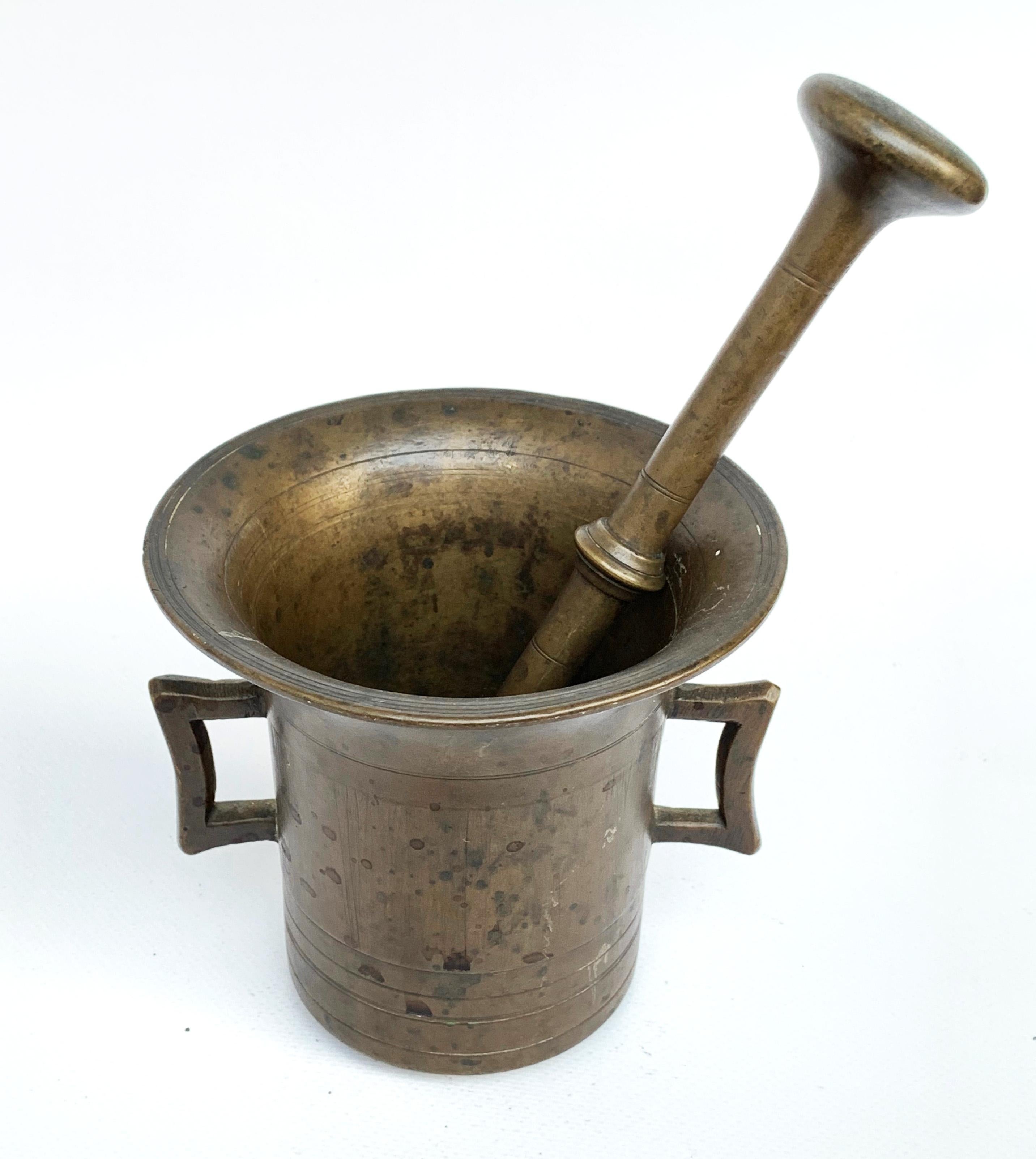 Italian Bronze Mortar and Pestle, Original Patina, Italy, Pharmacy or Herbalist In Good Condition In Roma, IT