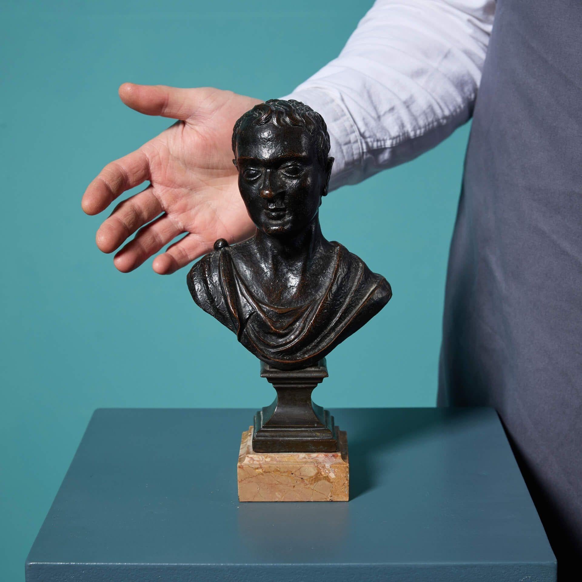 Petit buste italien du Grand Tour, vers 1780, représentant un gentilhomme en bronze patiné en costume néoclassique sur un socle en marbre contrasté. Autrefois souvenir du Grand Tour acquis par un aventurier voyageant à travers l'Europe au XVIIIe