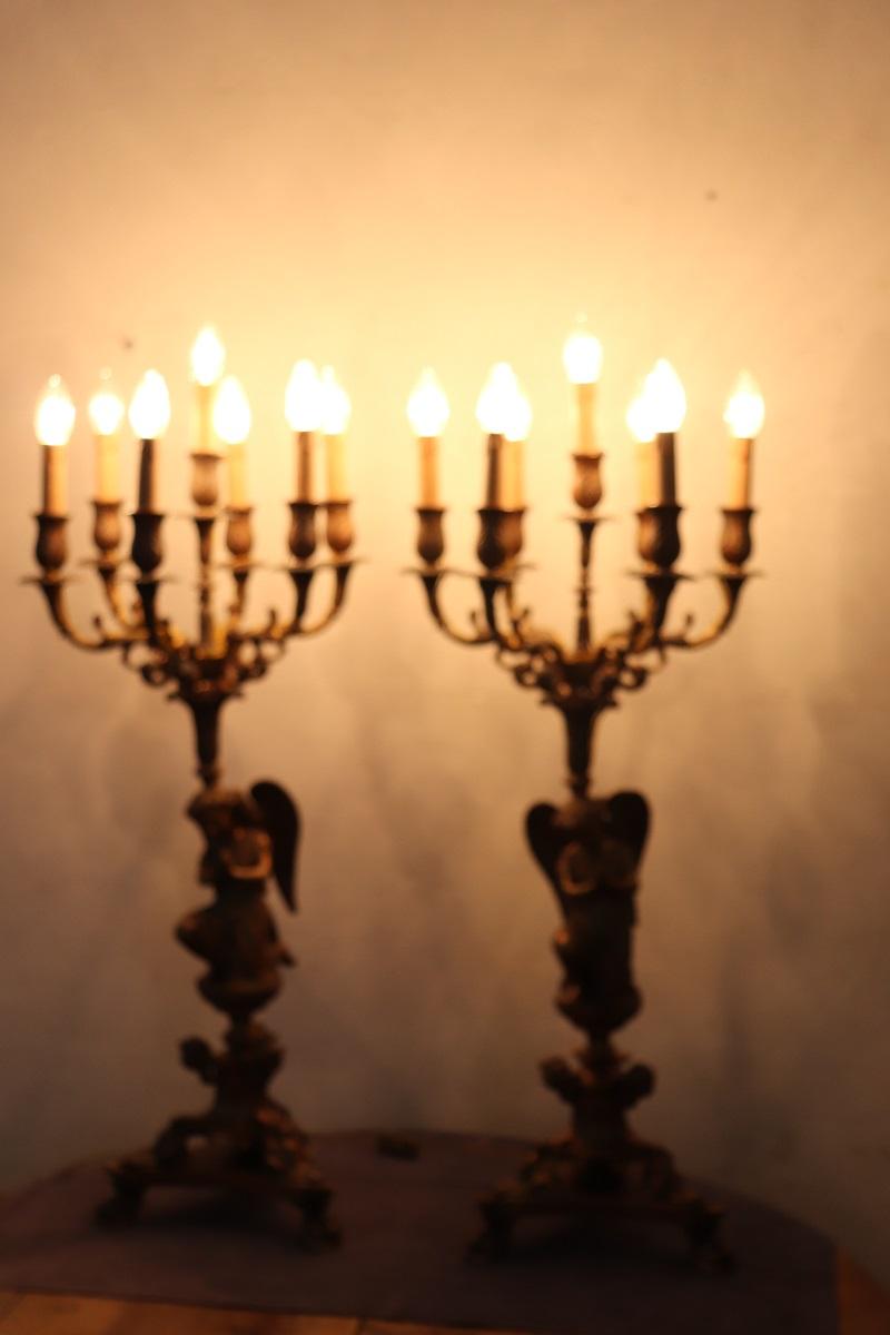 Questa coppia di candelabri da tavolo italiani in bronzo della fine del XIX secolo è davvero impressionante. Originariamente progettate senza impianto elettrico, sono state splendidamente elettrificate per l'uso moderno, con sette lampadine che