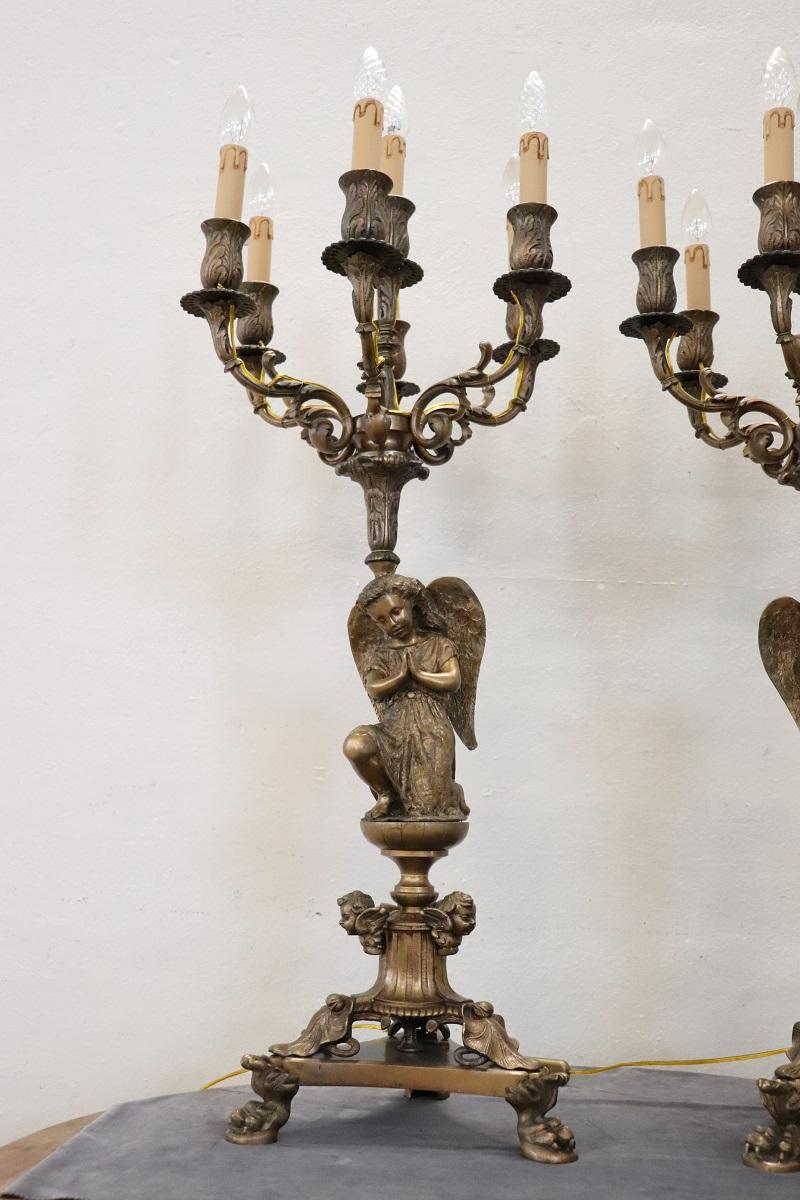 Italiano Coppia di candelabri o lampade da tavolo antichi in bronzo con sette luci in vendita