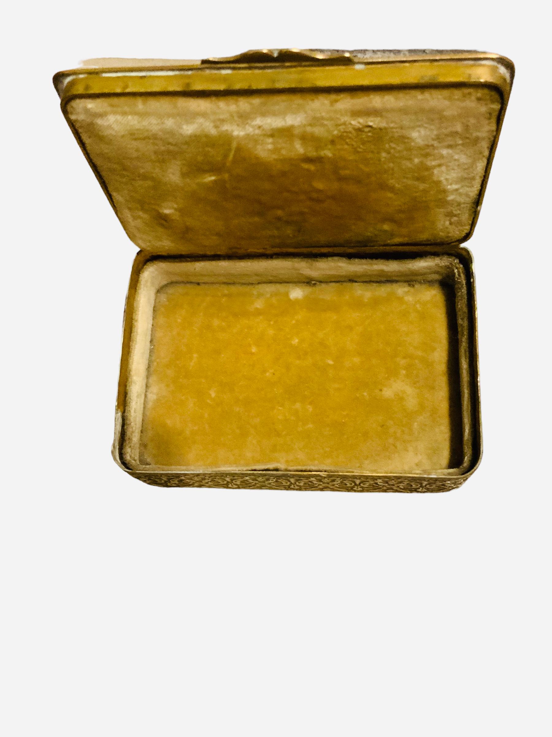 Il s'agit d'une petite boîte à bijoux rectangulaire en bronze italien. Il s'agit d'un couvercle en bronze repoussé, décoré au centre d'un portrait rond du XIXe siècle, peint à la main, d'une dame au chapeau orné de fleurs. Le portrait est signé