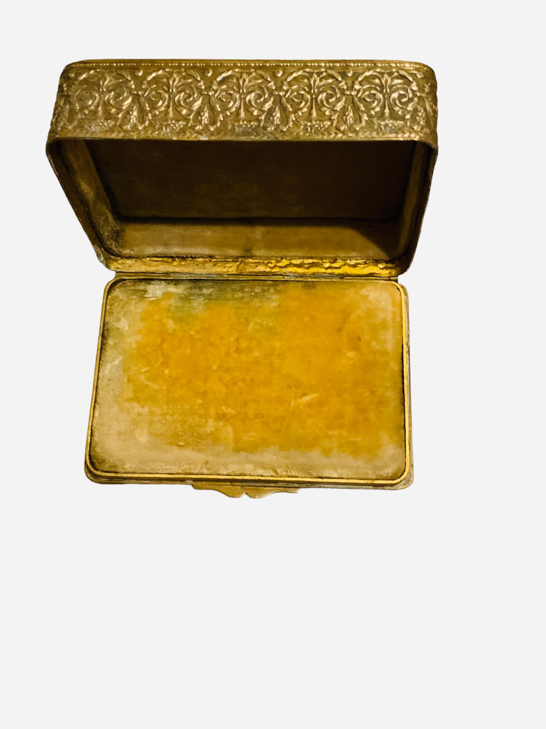 Embossé Boîte à bijoux/serviette italienne rectangulaire en bronze pour portraits en vente