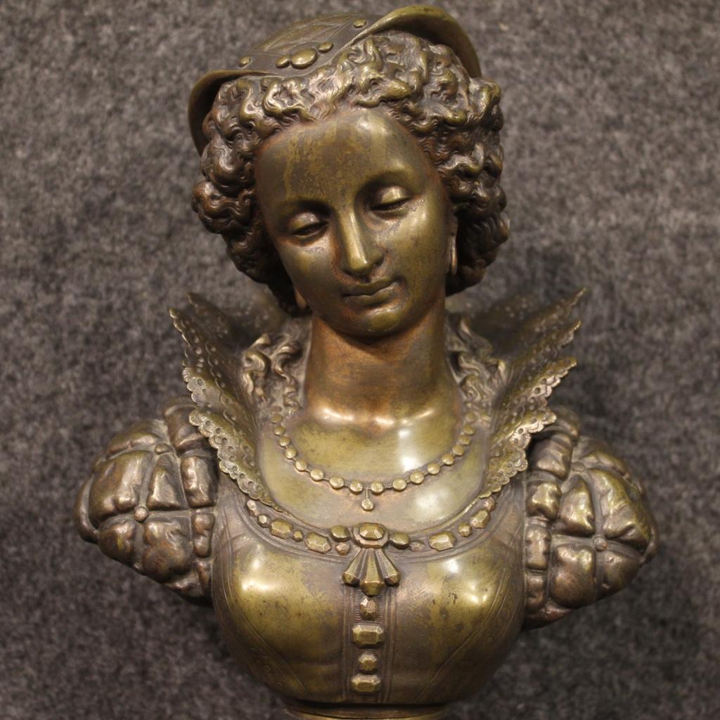 Italian sculpture from the first half of the 20th century. Object in bronze chiseled depicting bust of a noblewoman with basement in marble. Sculpture of beautiful decoration, for antiquarians and collectors, in patina. In good state of conservation.