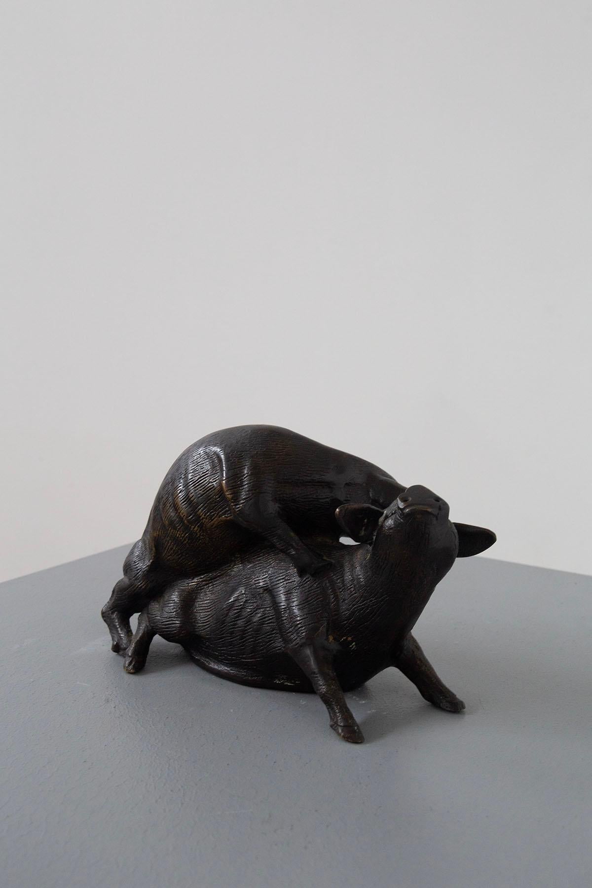 Sculpture en bronze italienne : Deux cochons, artiste en bronze 20e siècle Bon état - En vente à Milano, IT